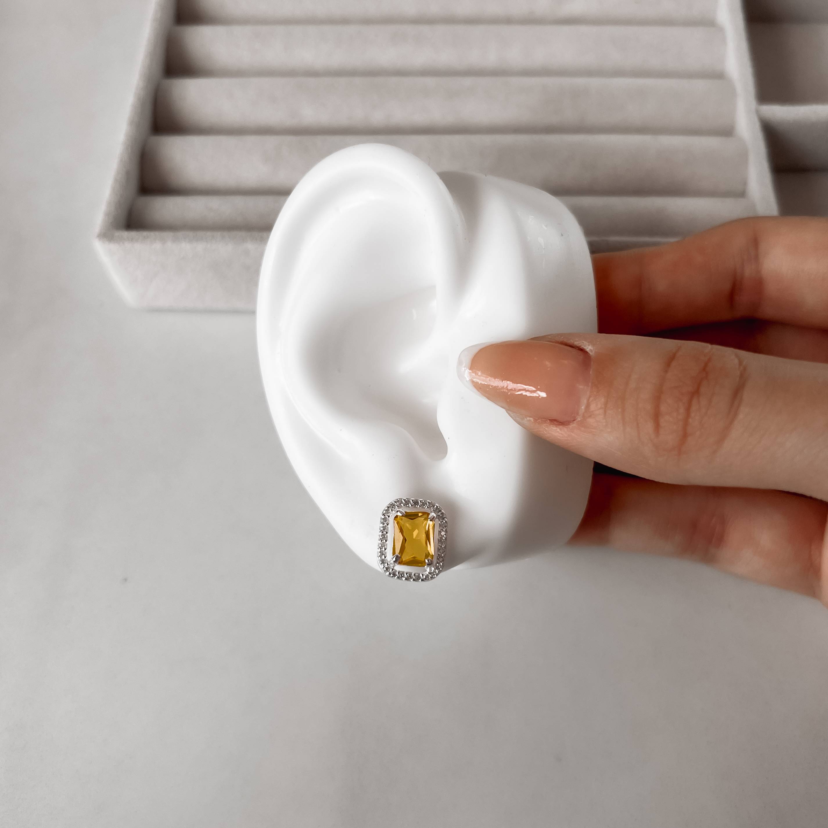 Brinco zircônia retangular amarela com cravejado 13mm