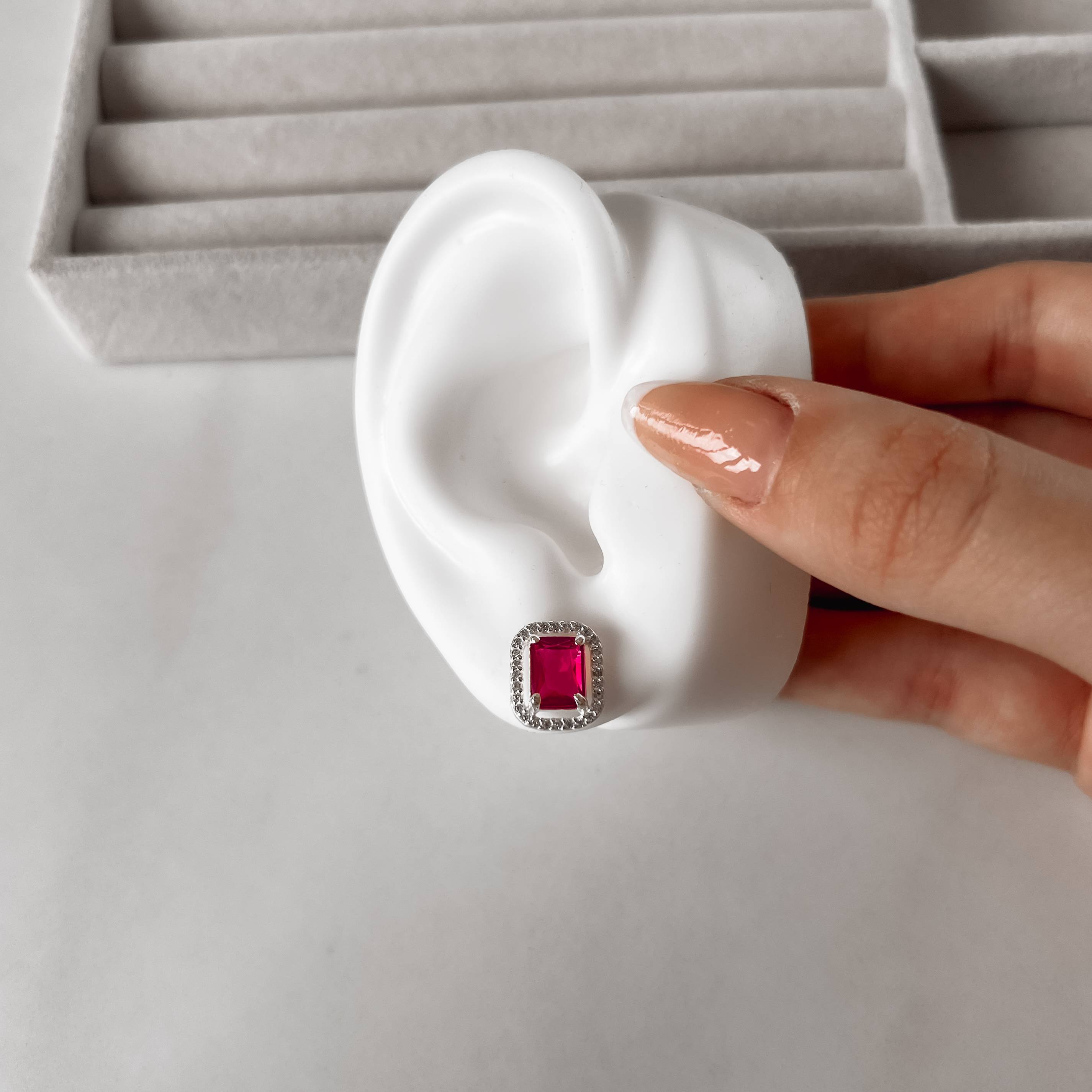 Imagem Brinco zircônia retangular cereja com cravejado 13mm