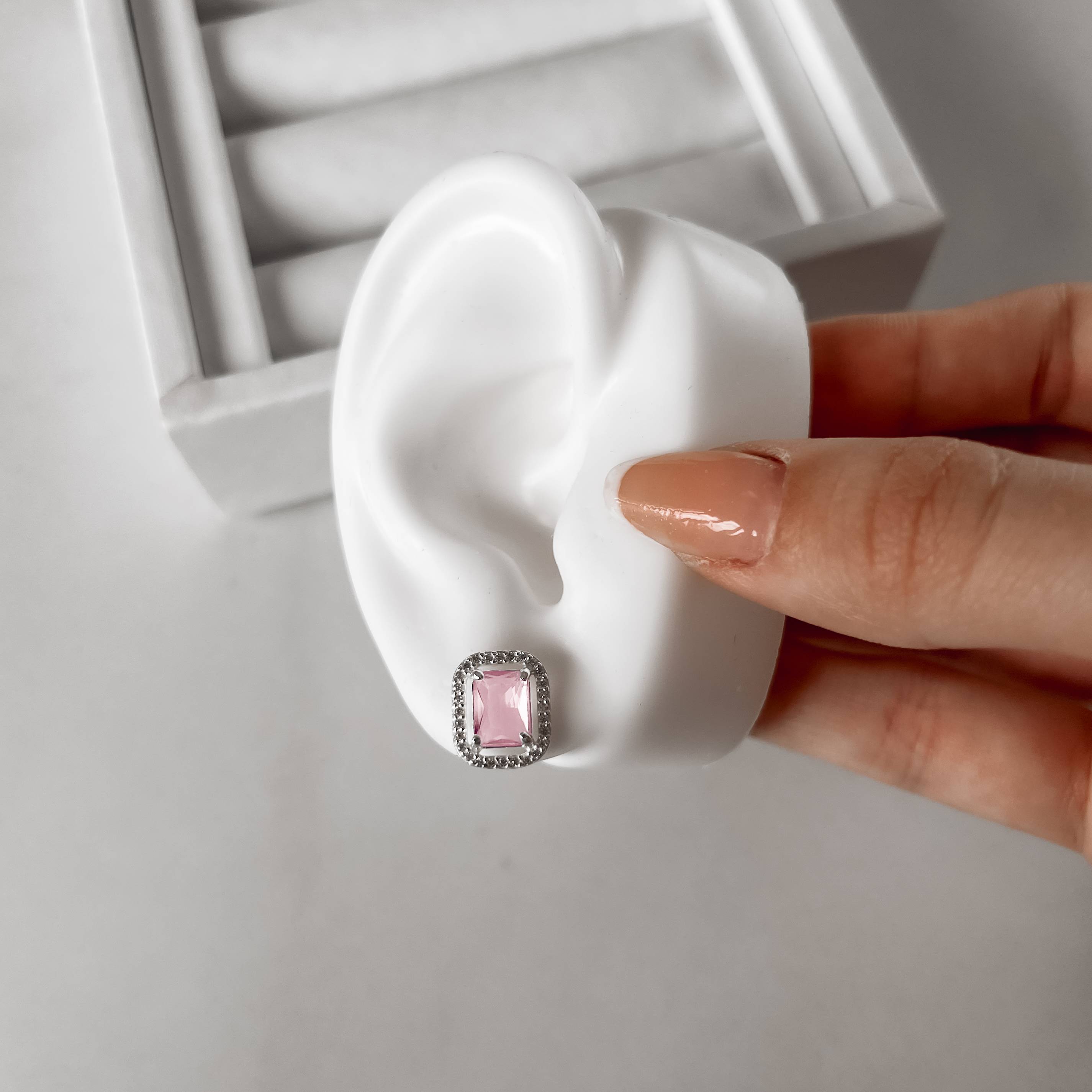 Imagem Secundária Brinco zircônia retangular rosa com cravejado 13mm