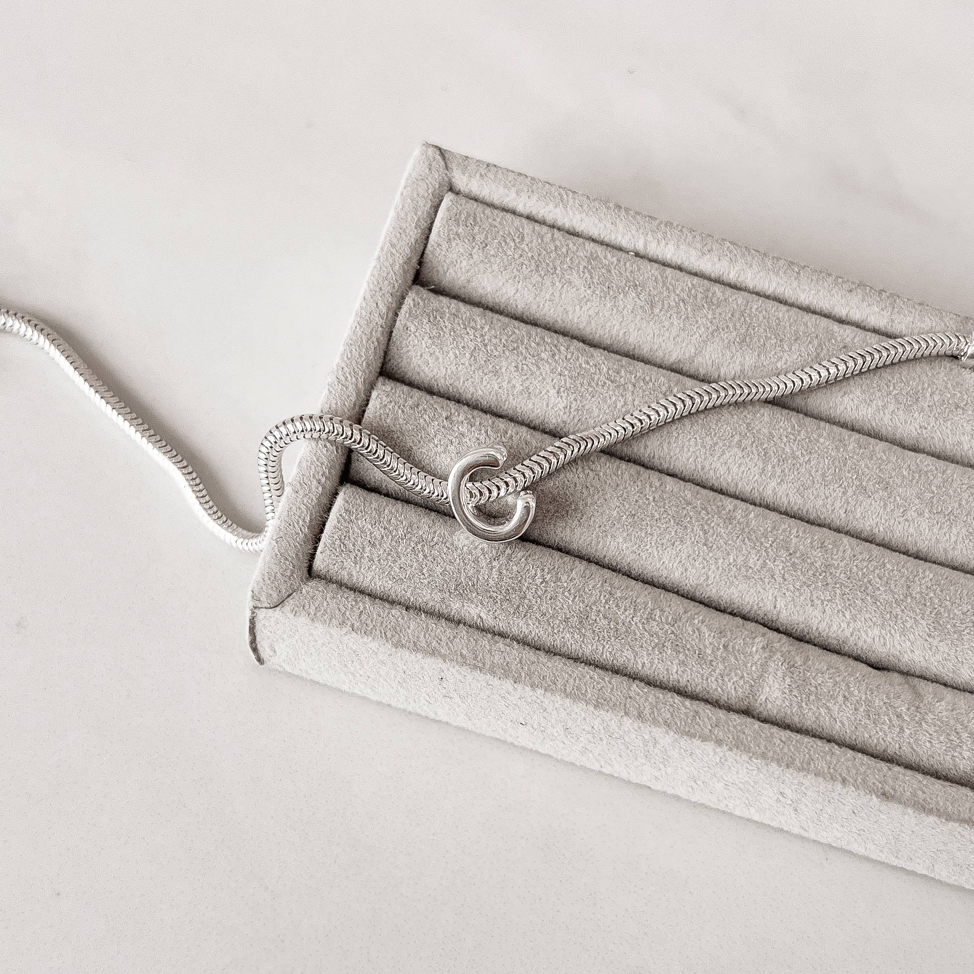 Berloque separador letra C 10mm