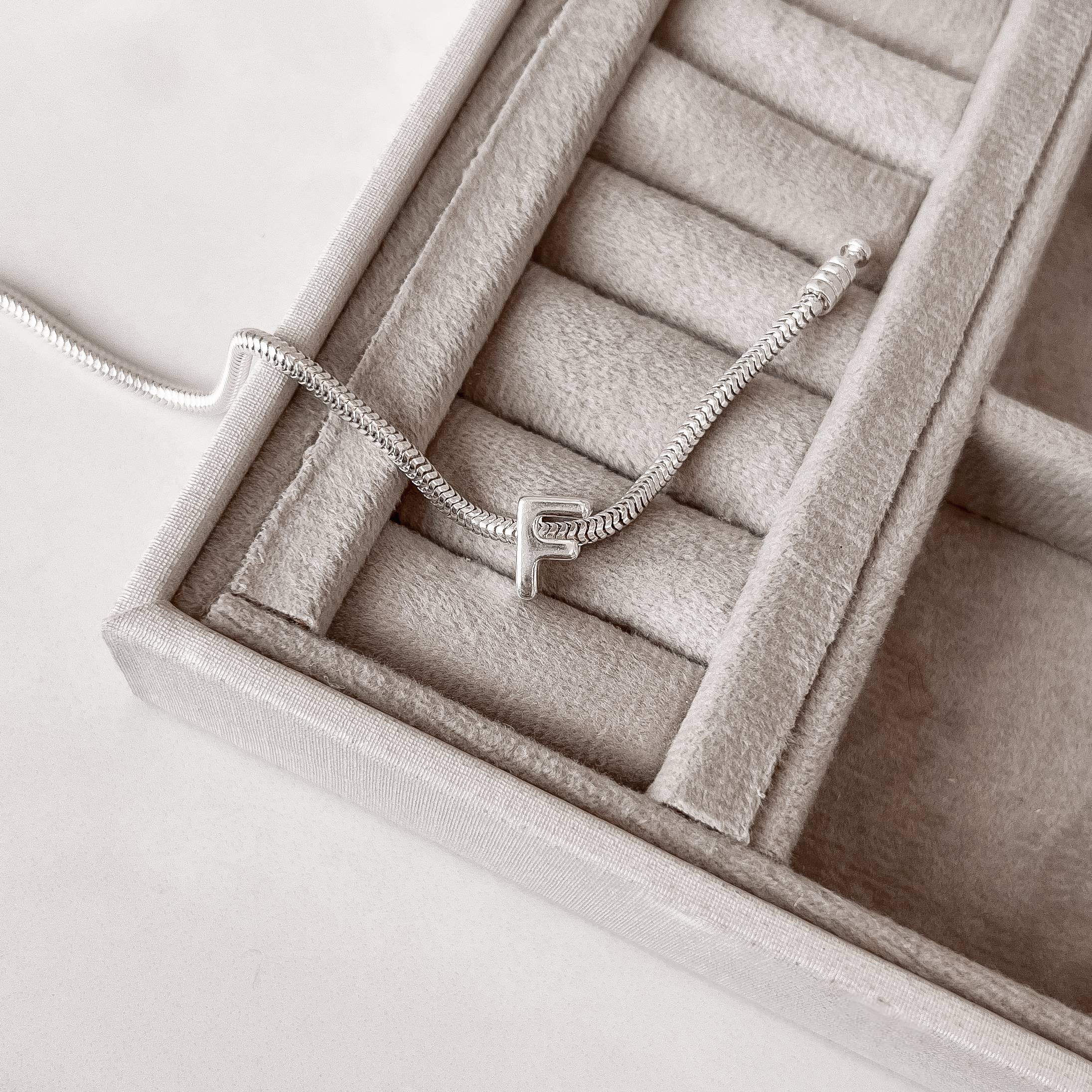 Berloque separador letra F 10mm