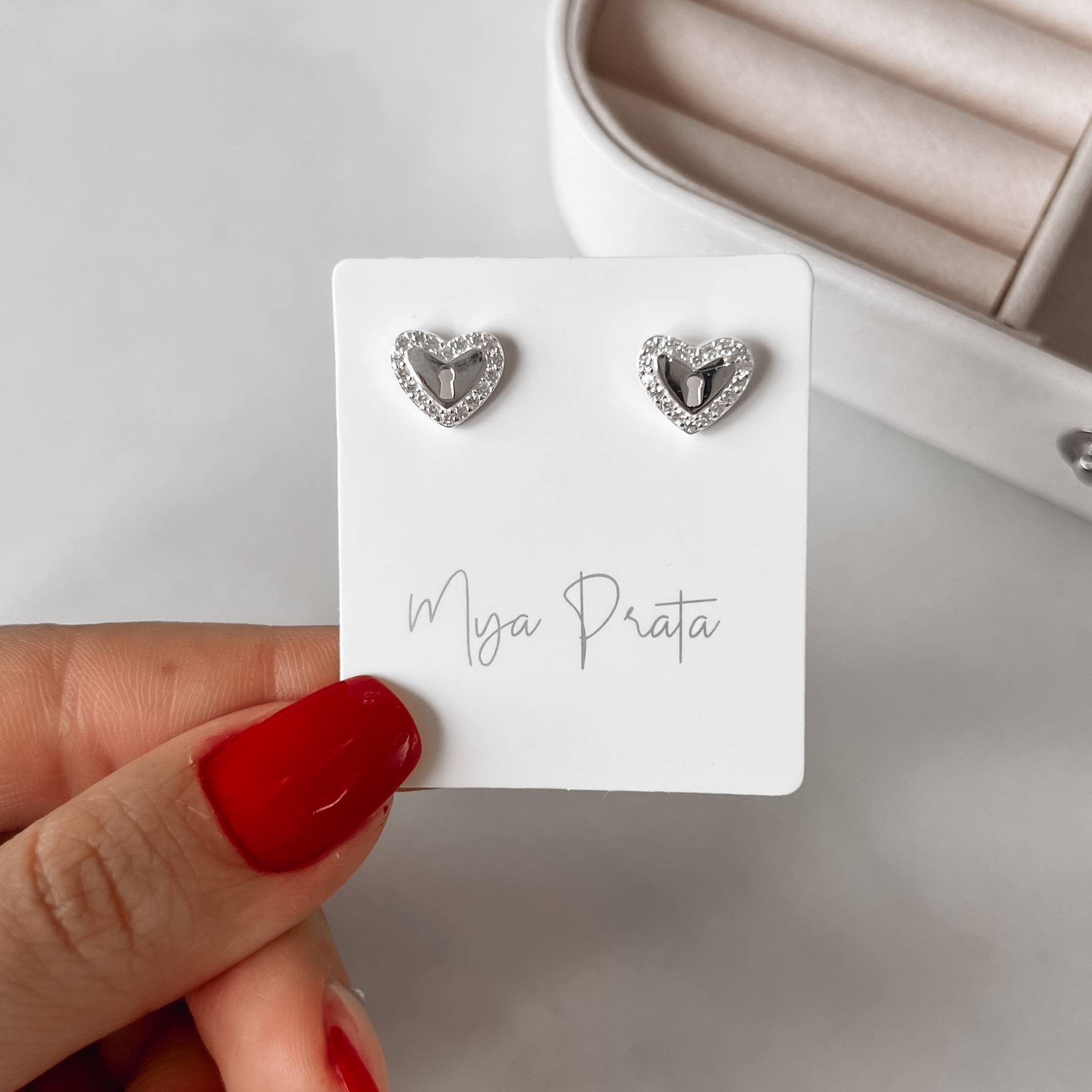 Imagem Brinco cadeado coração borda cravejada 10mm