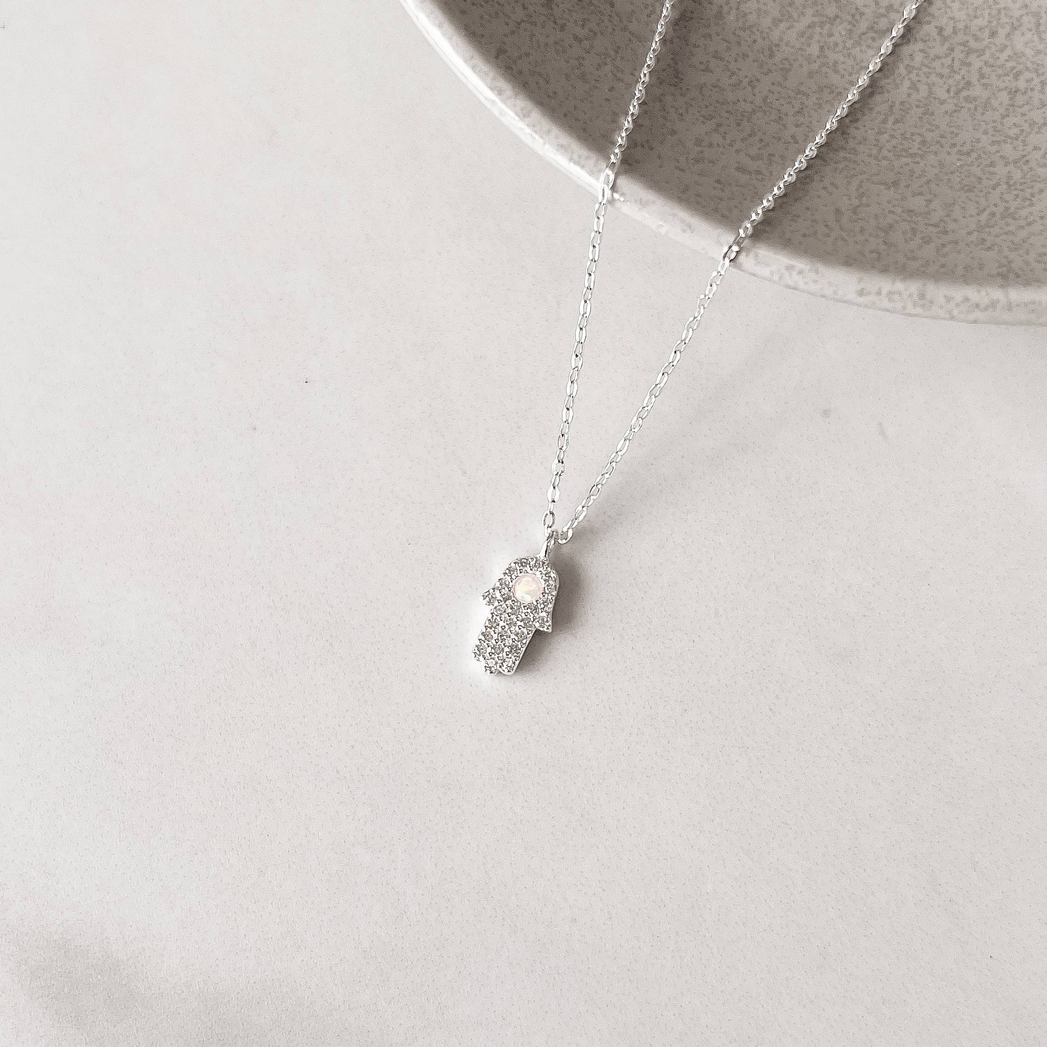 Imagem Secundária Colar pingente mão cravejada detalhe colorido 12mm corrente cadeado 40+5cm