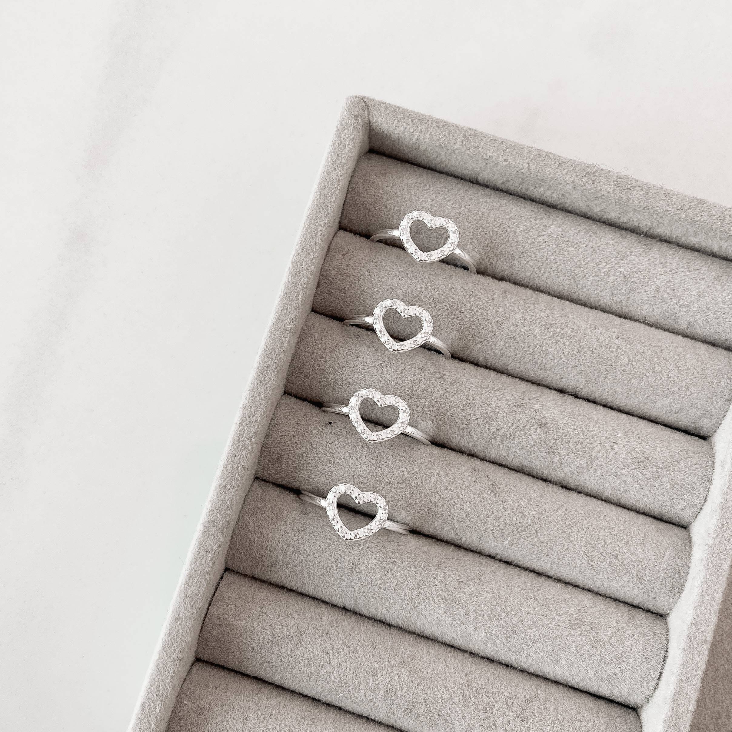 Imagem Secundária Anel coração vazado com zircônias