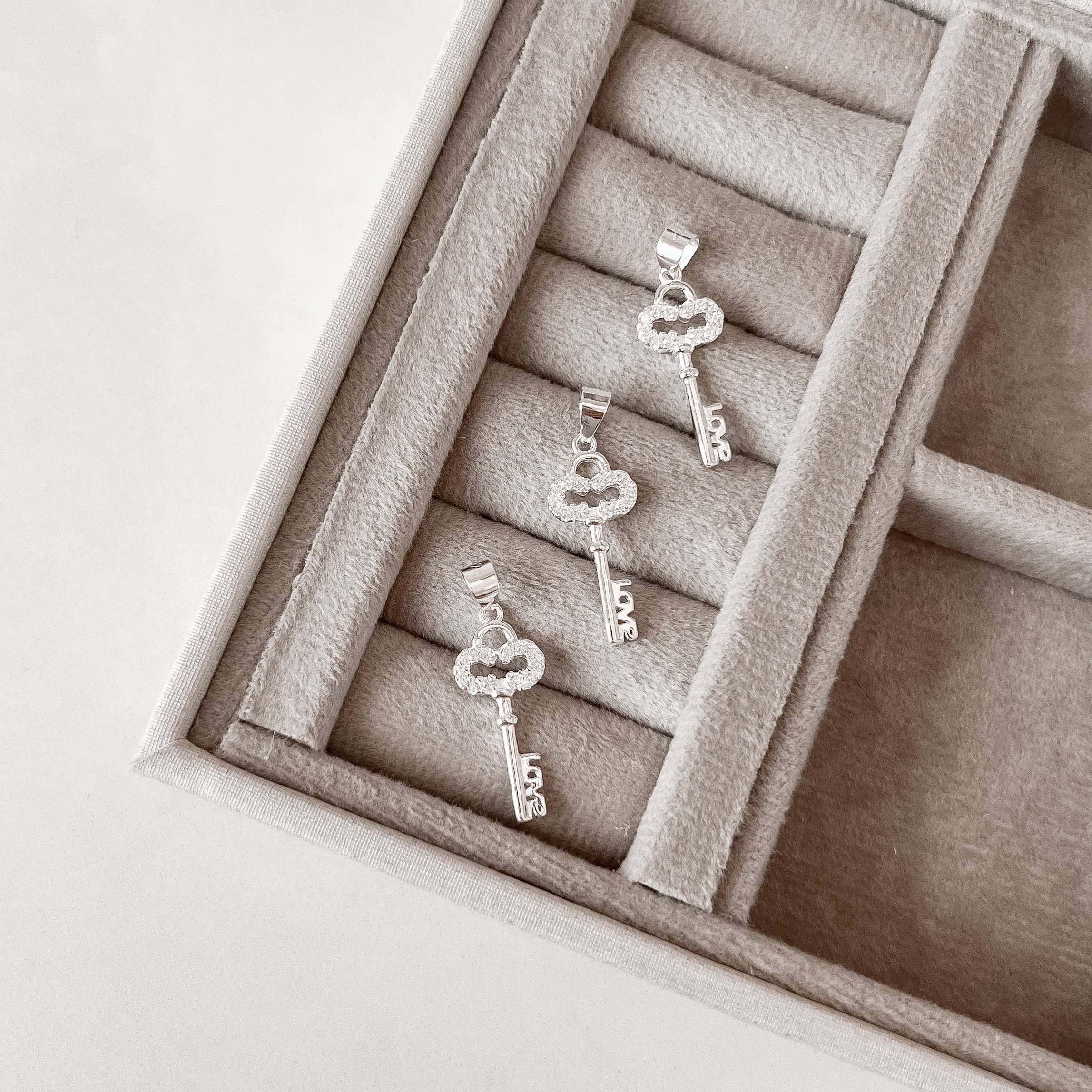 Pingente chave cravejada escrito love 21mm