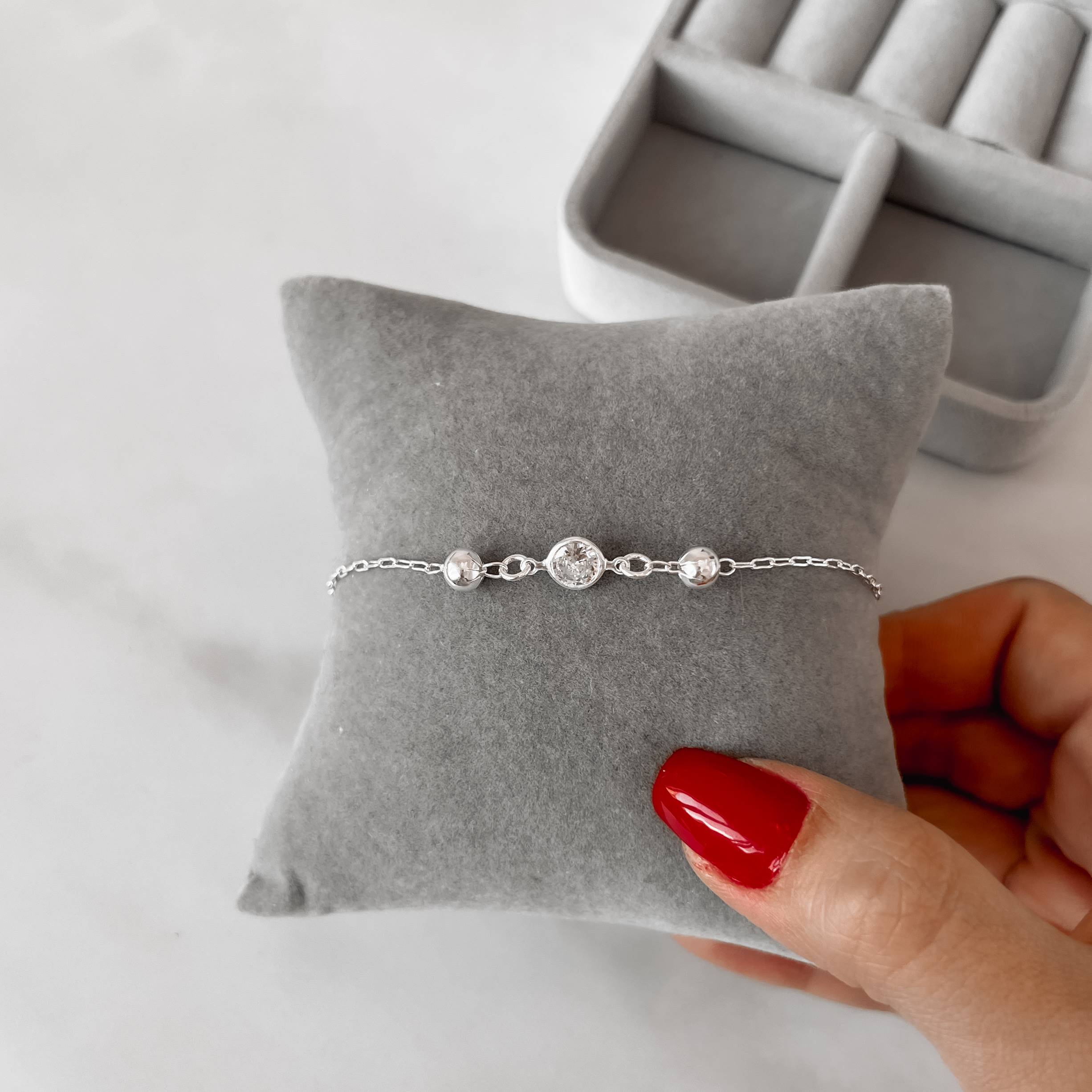 Pulseira entremeio bolas 5mm e zircônia 7mm corrente cartier