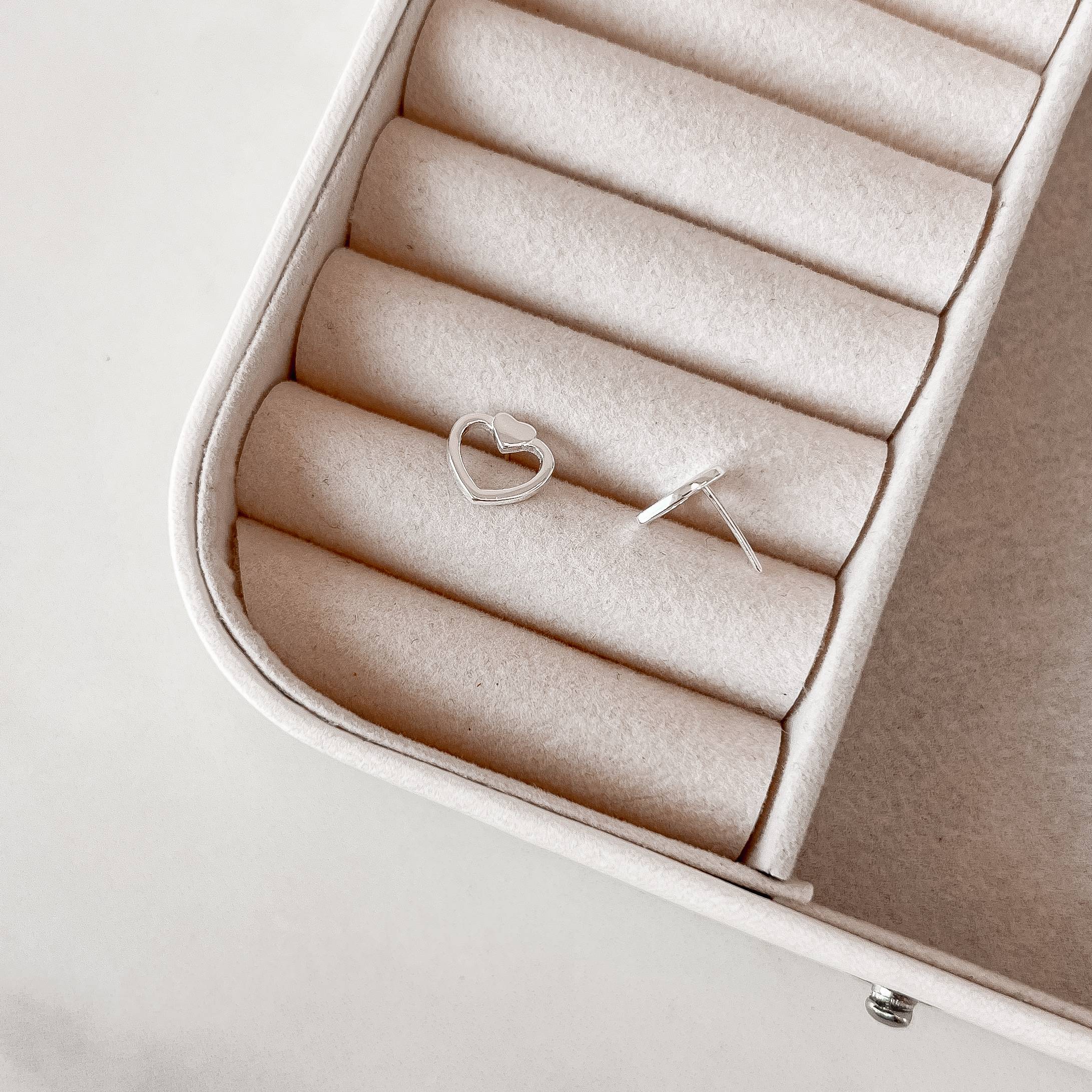 Imagem Brinco coração com coração vazado 10mm