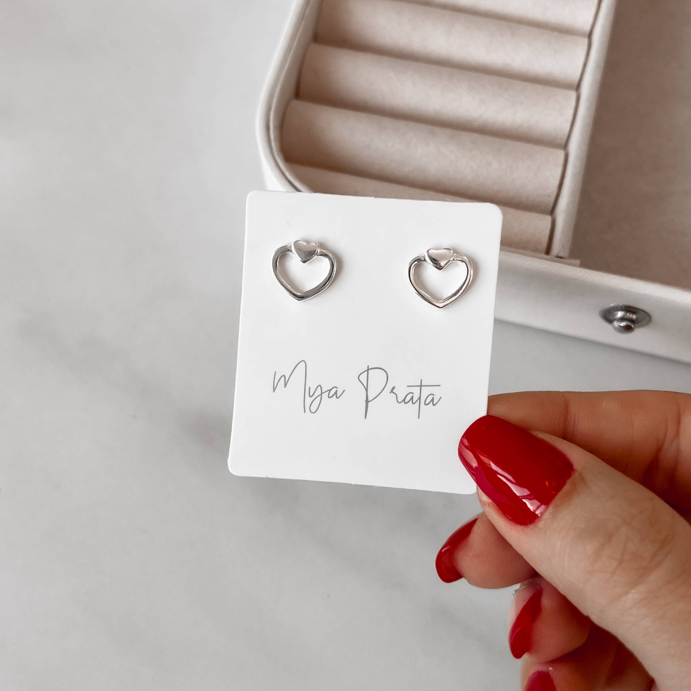 Imagem Secundária Brinco coração com coração vazado 10mm