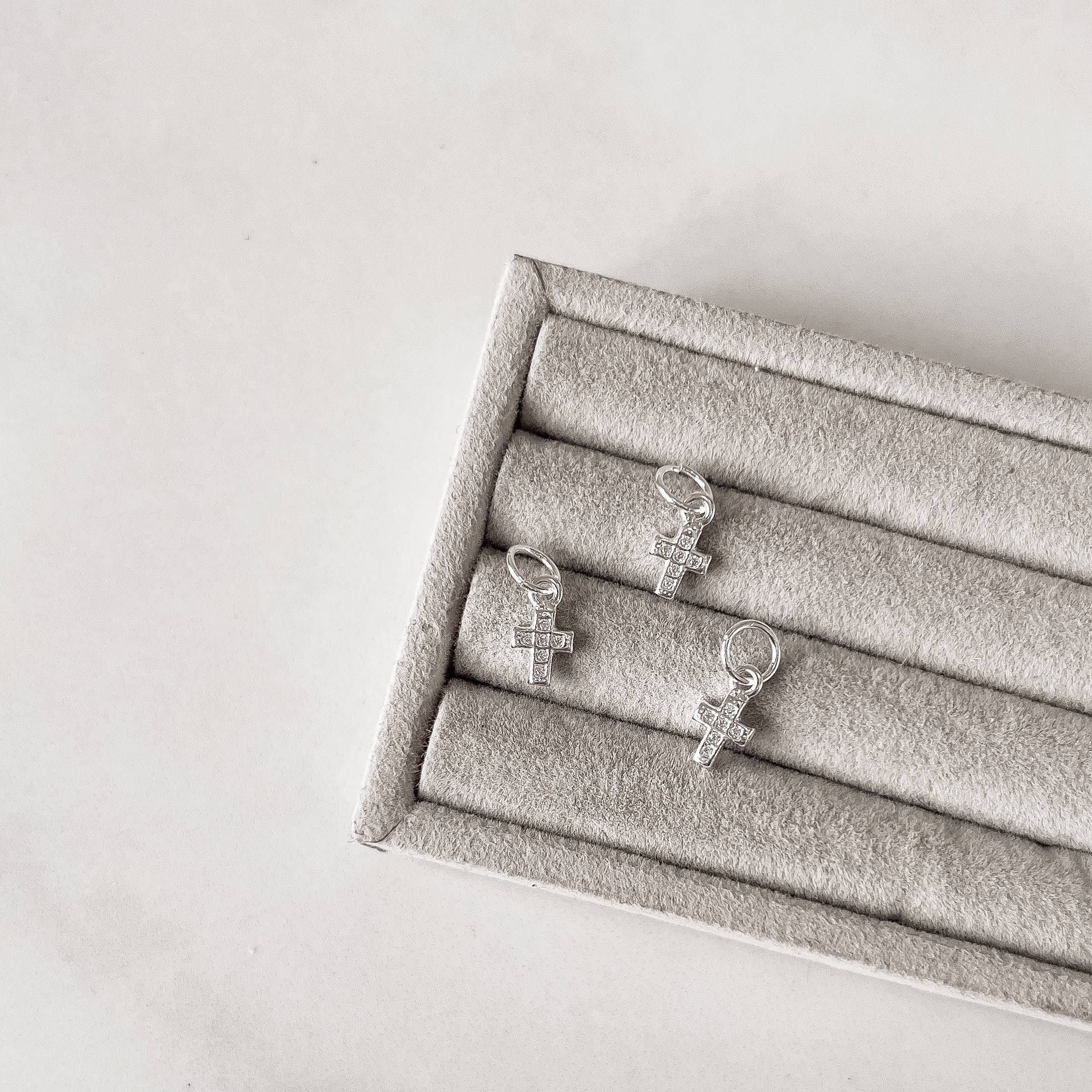 Pingente cruz cravejada 7mm