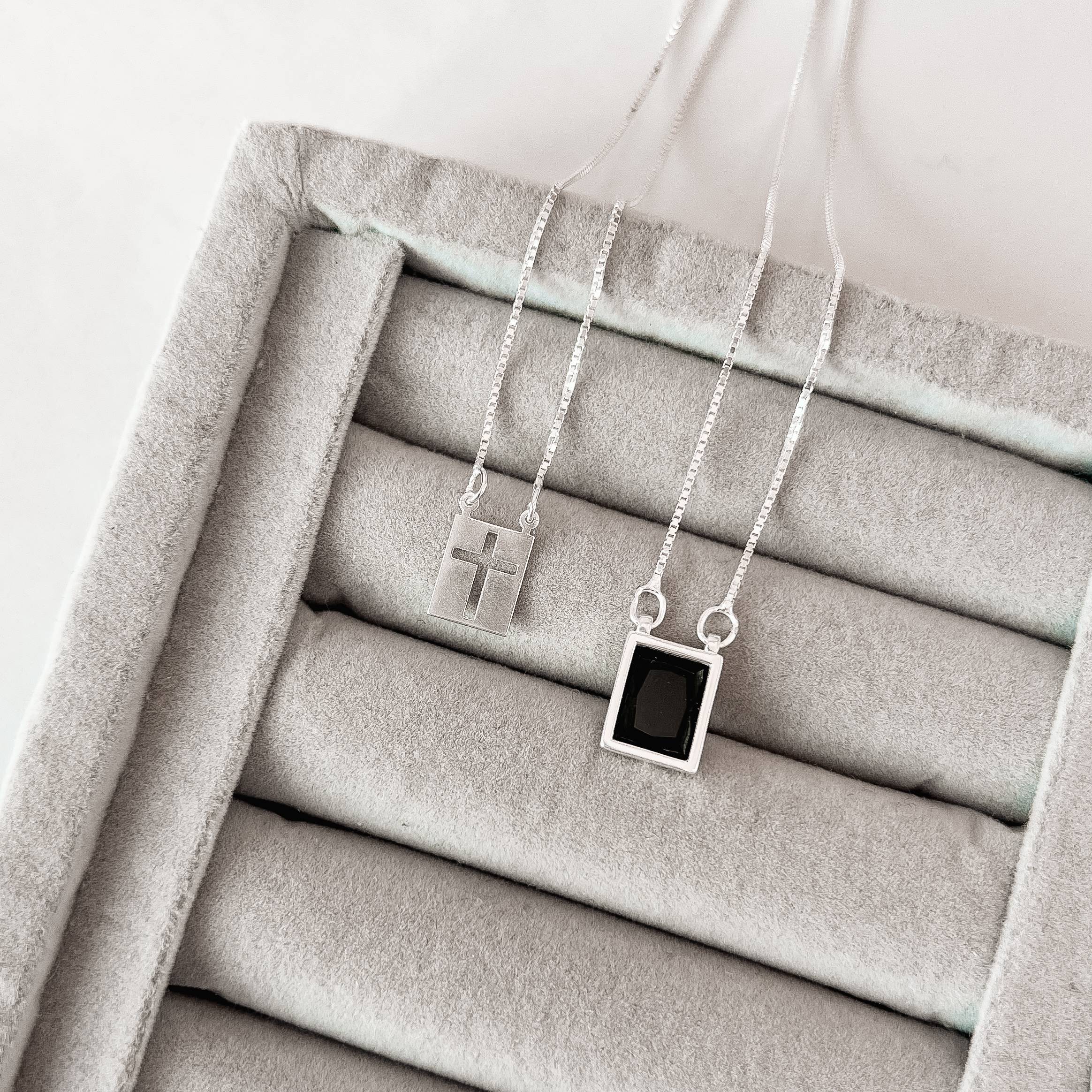 Escapulário placa cruz vazada e zircônia ônix v15 60cm