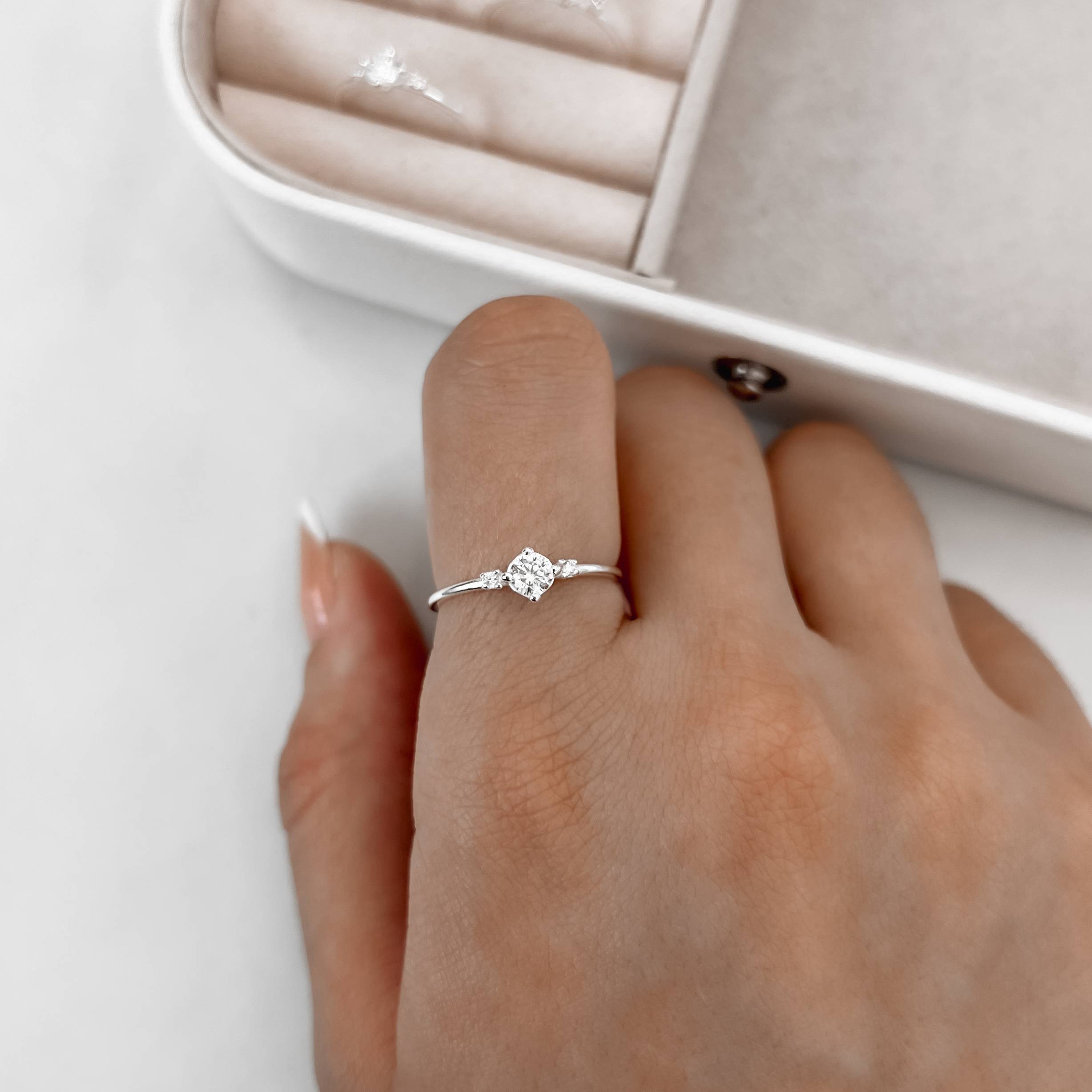 Imagem Anel zircônias redondas