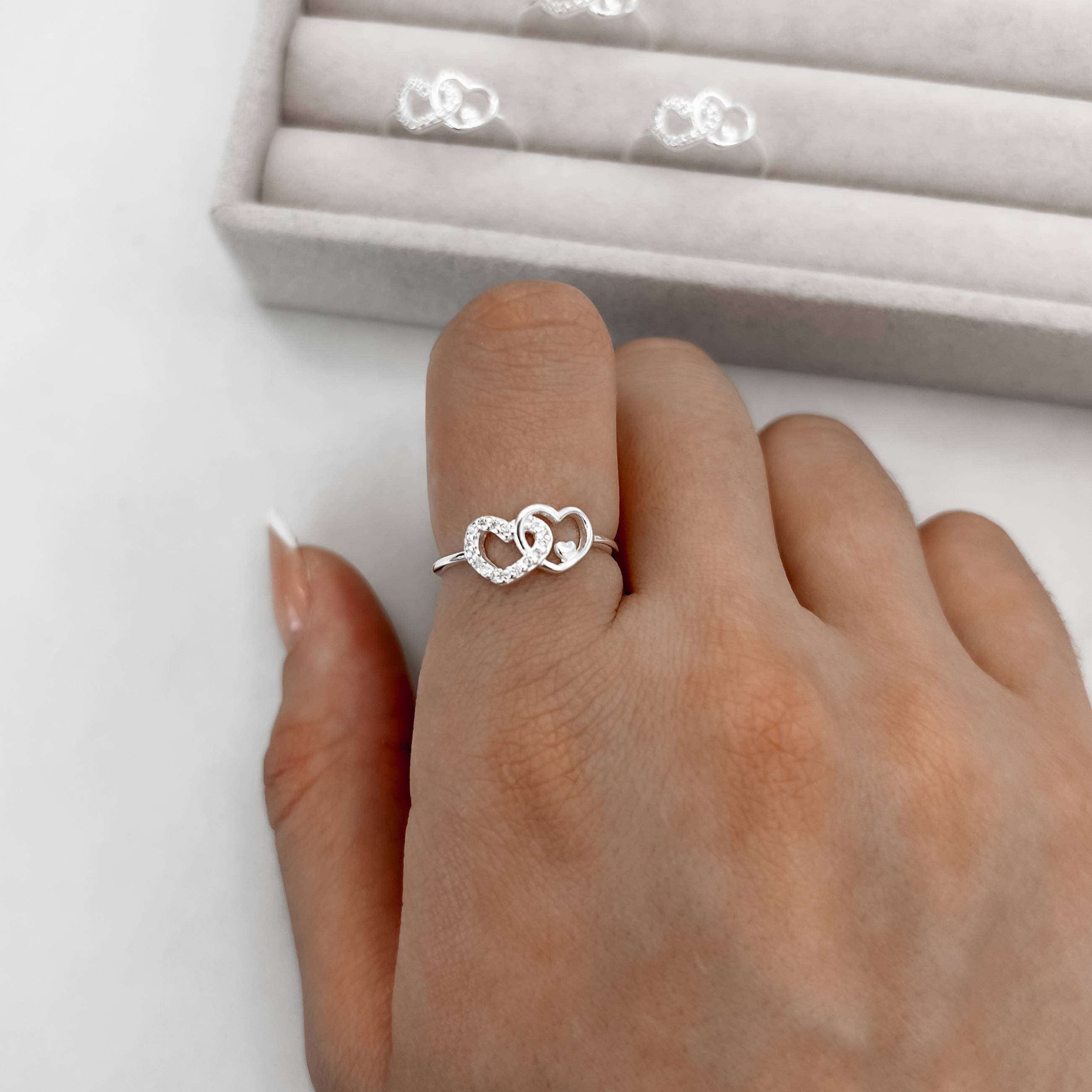 Imagem Secundária Anel corações vazados liso e cravejado