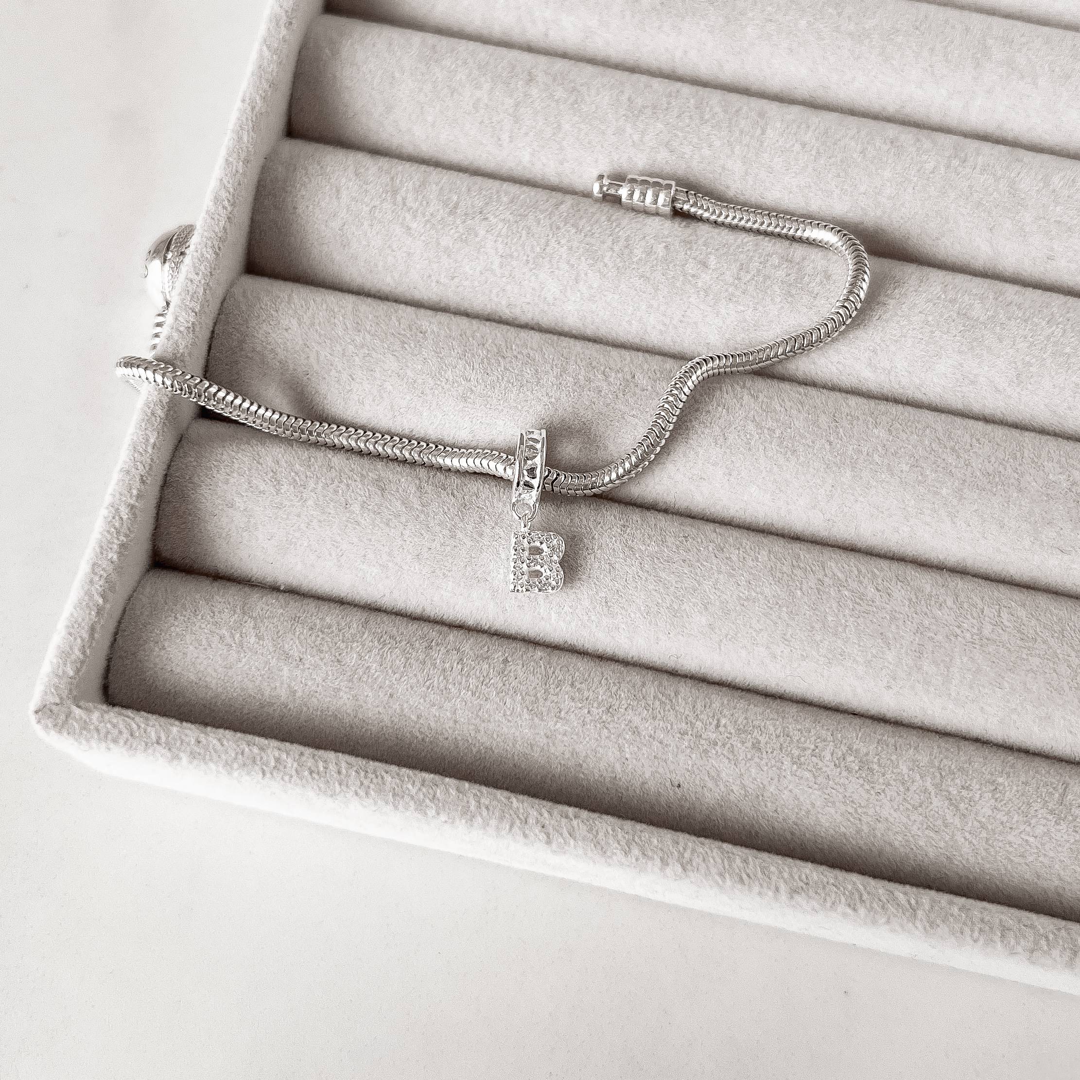 Berloque pingente letra B cravejada 6mm elo corações