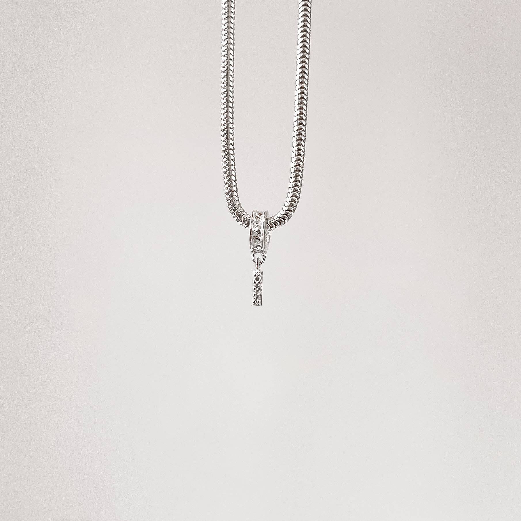 Berloque pingente letra I cravejada 6mm elo corações