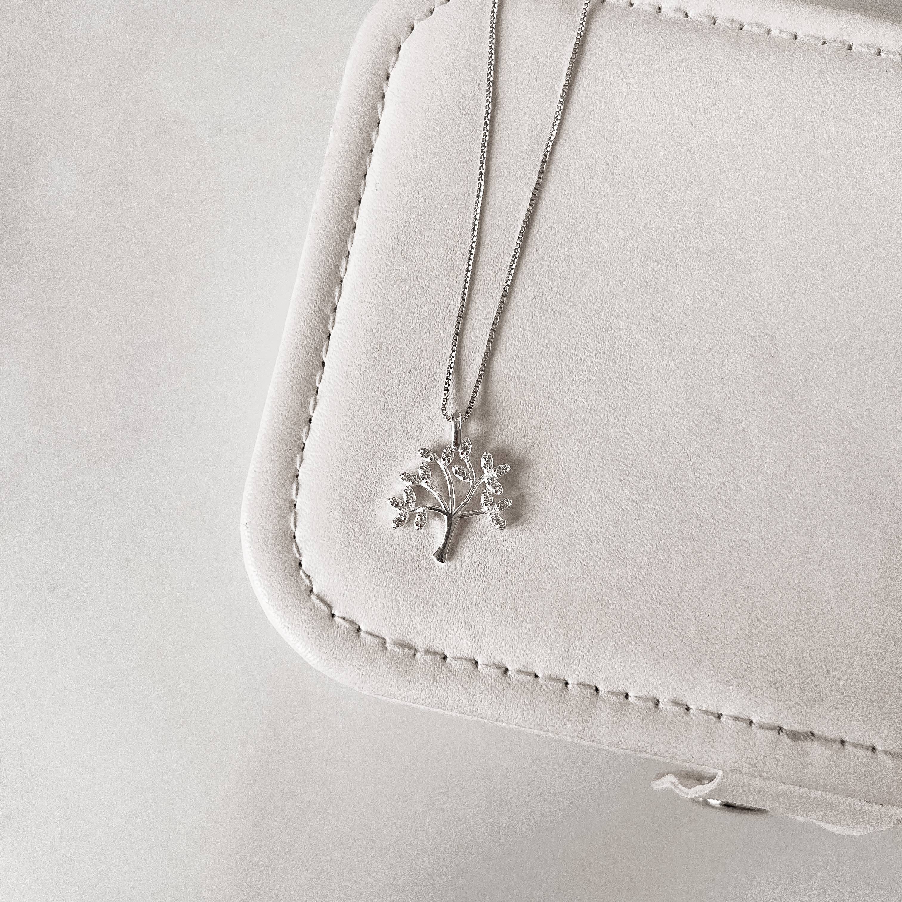 Colar pingente árvore folhas com zircônias 16mm 45cm