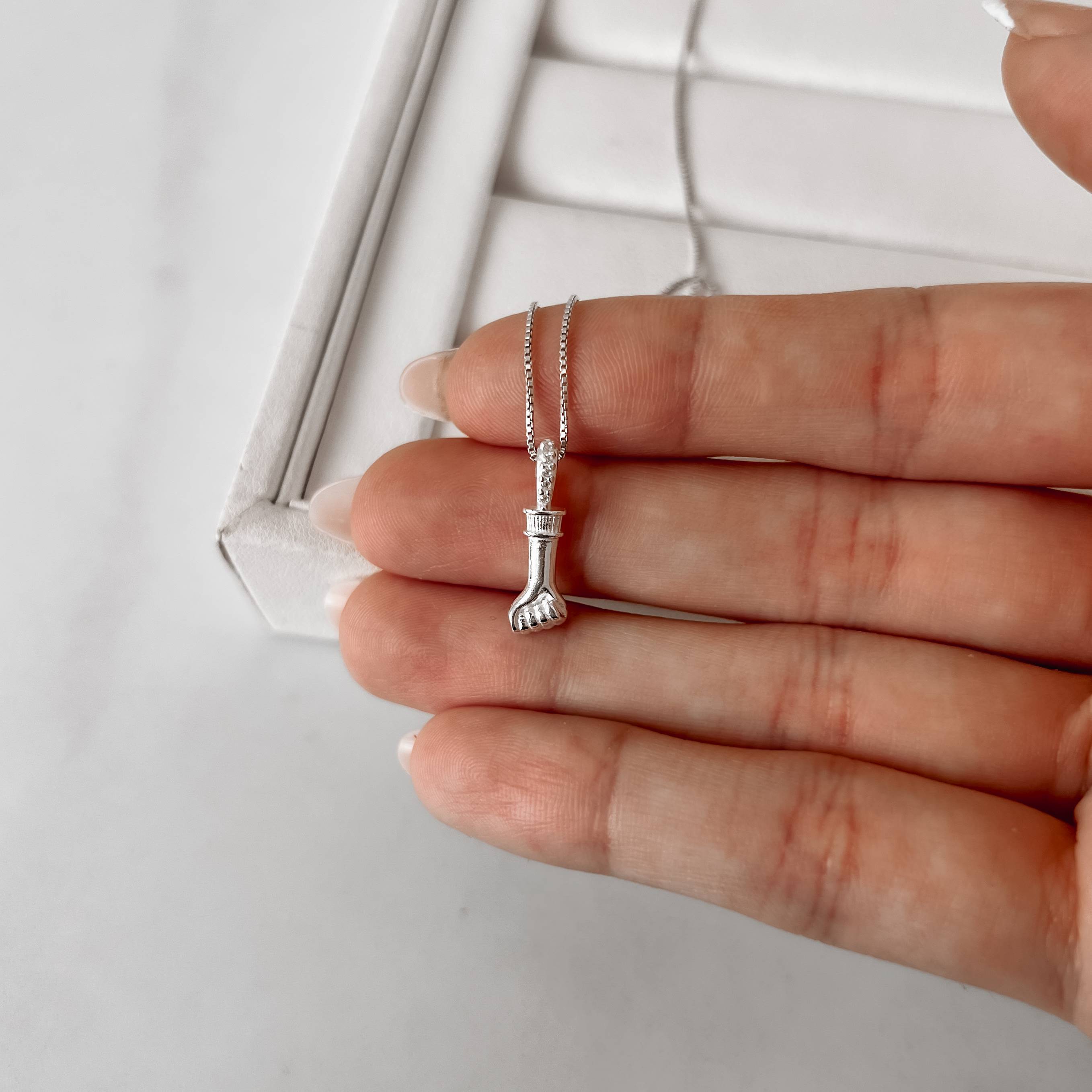 Imagem Secundária Colar pingente punho cerrado 13mm elo cravejado 45cm