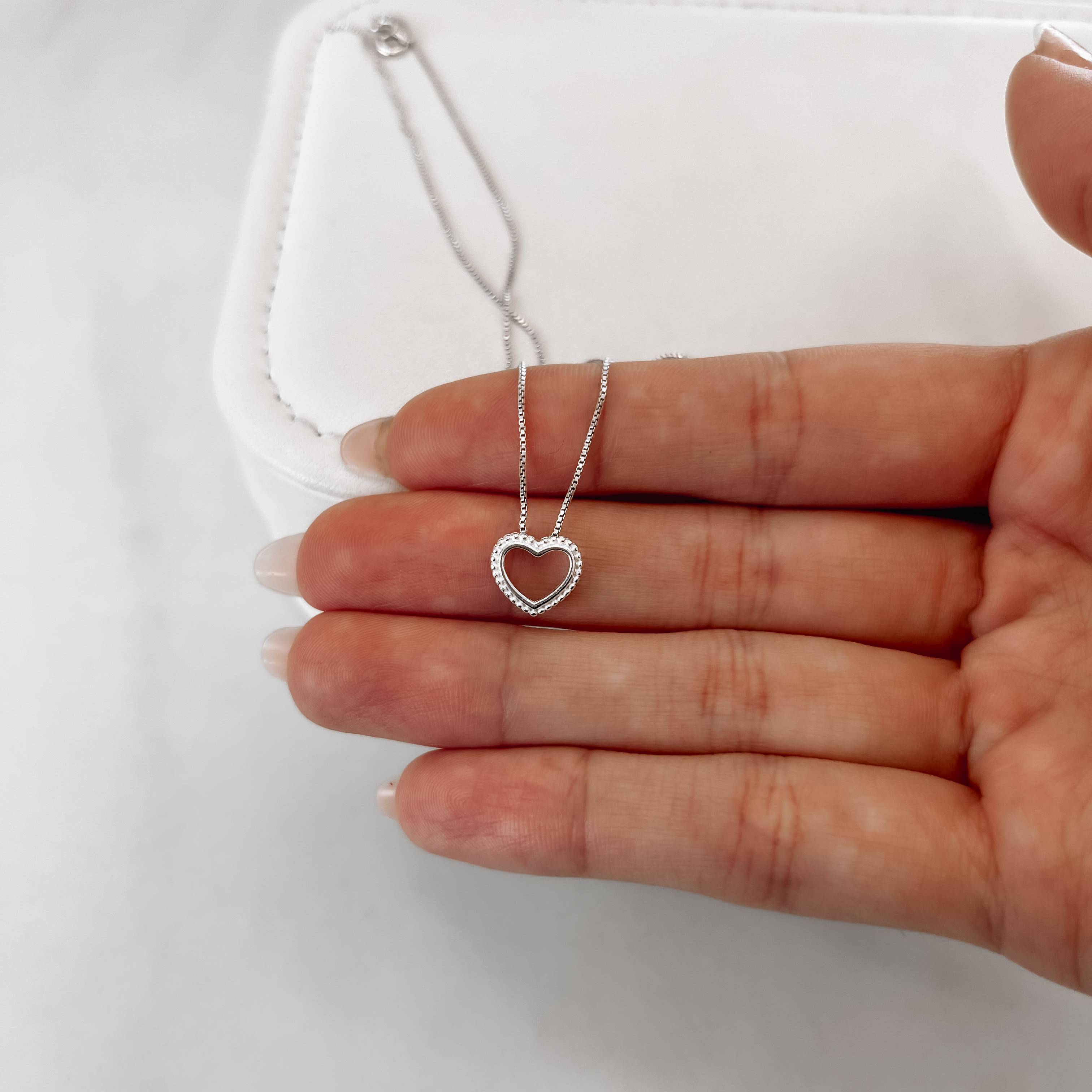 Imagem Secundária Colar coração vazado com bolinhas 10mm 45cm