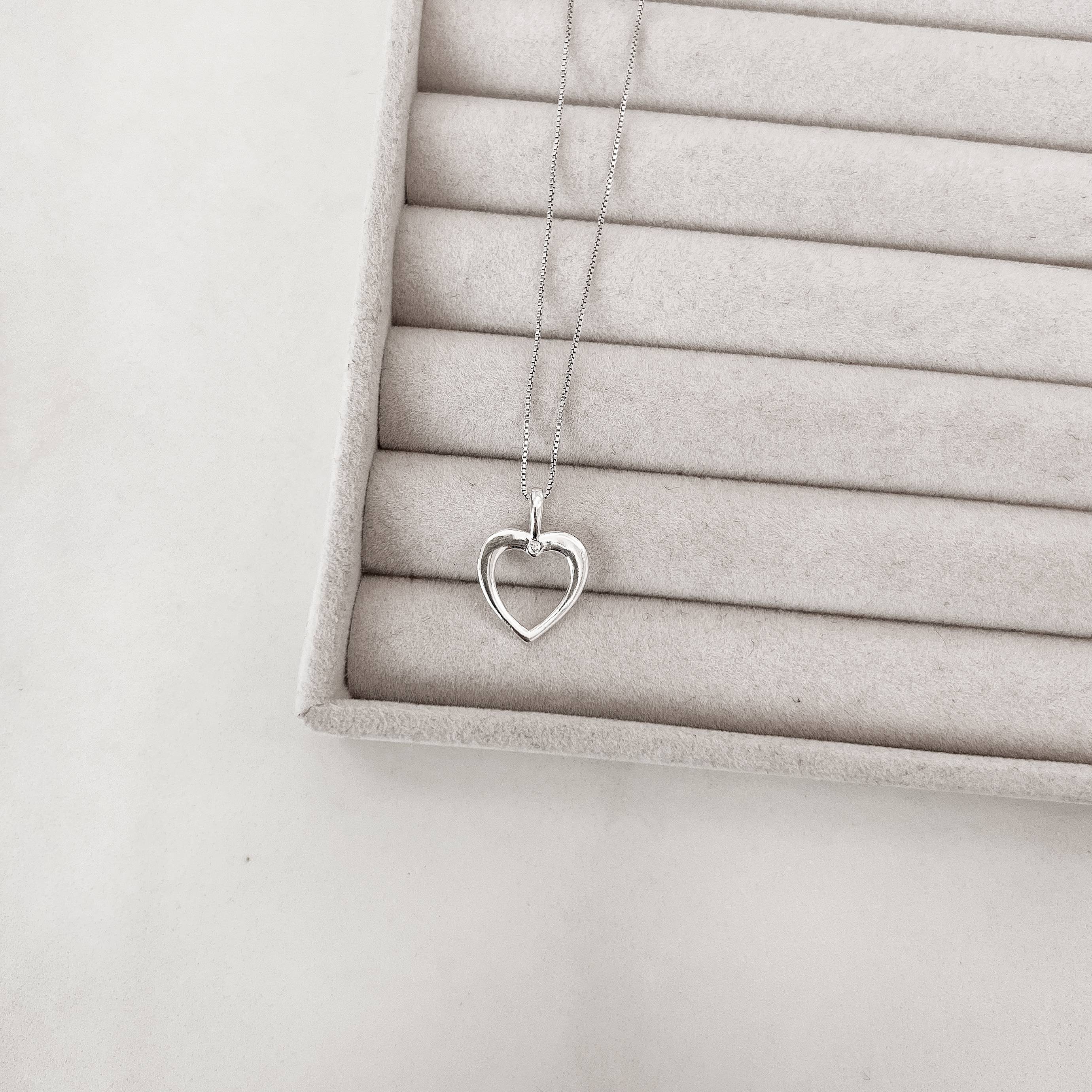 Colar pingente coração vazado com zircônia 14mm 45cm