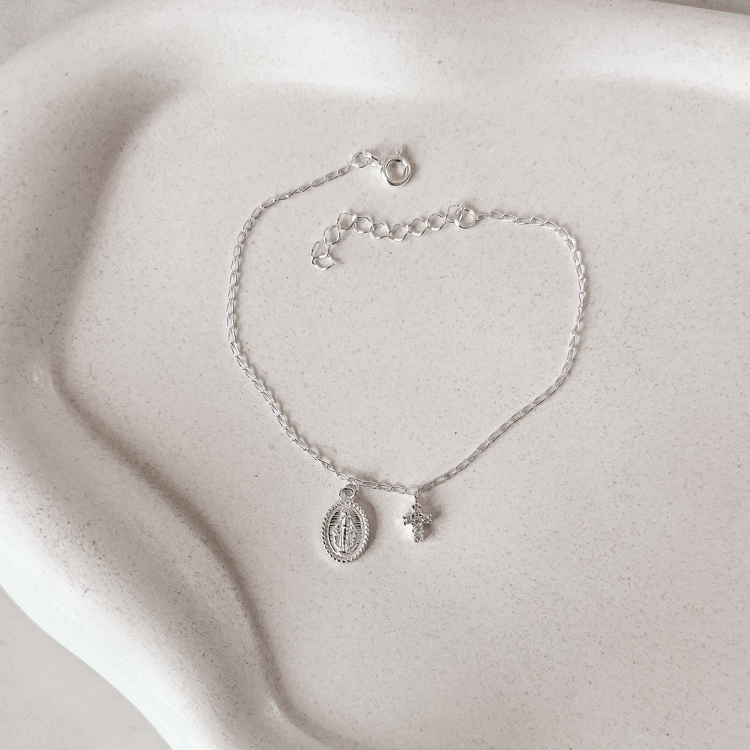 Pulseira pingentes medalha Nsa. Sra. das Graças e cruz cravejada