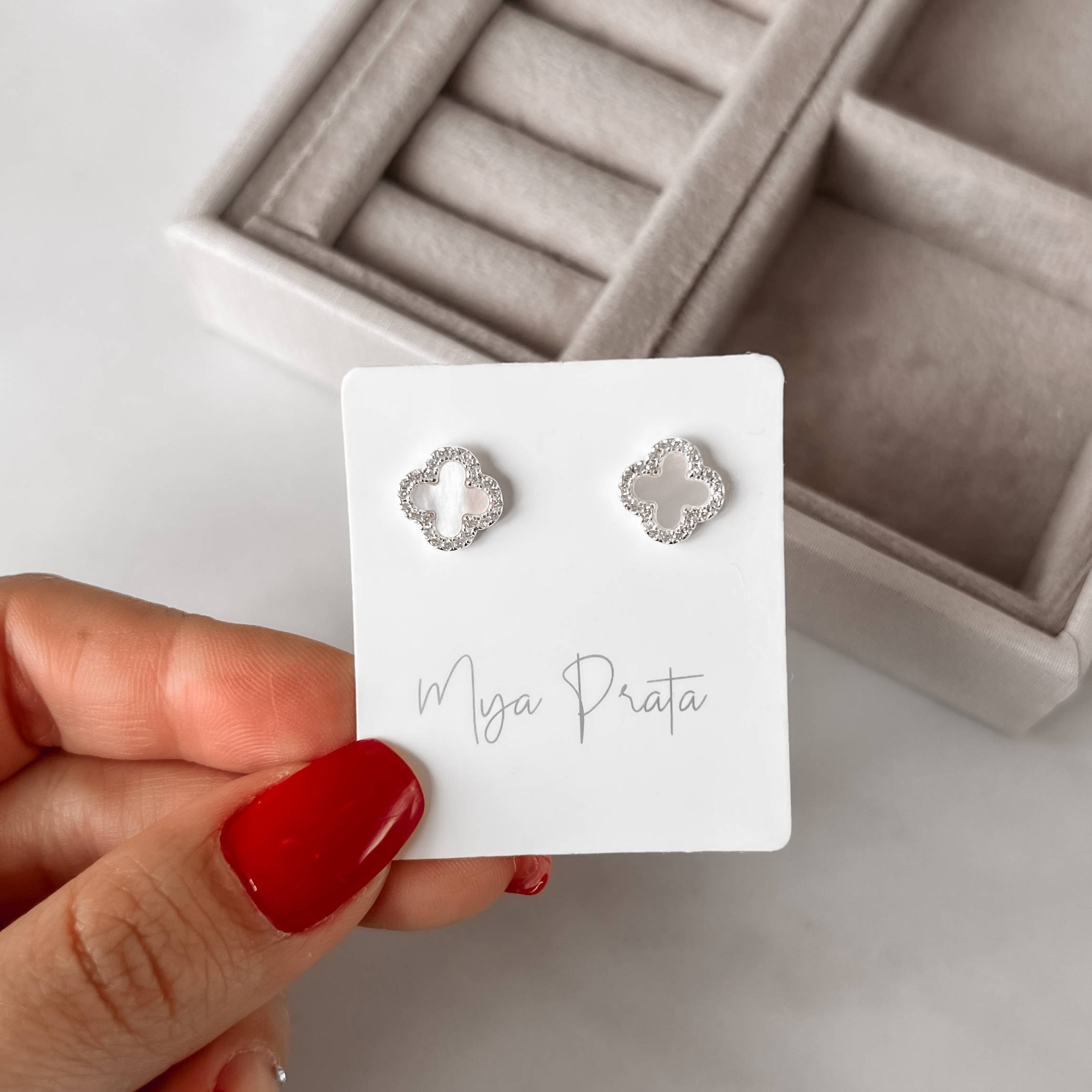 Imagem Secundária Brinco trevo madrepérola cravejado 10mm