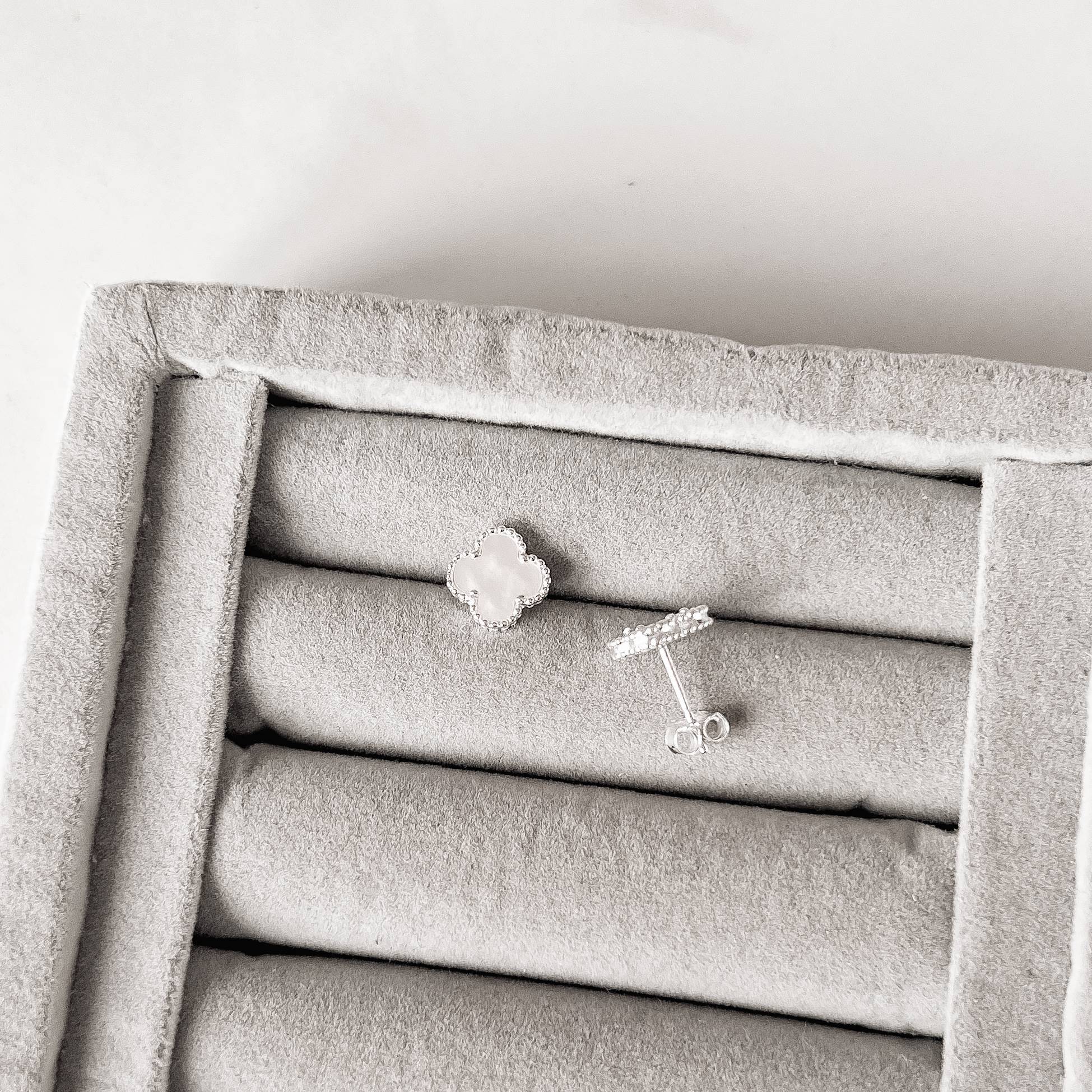 Brinco trevo madrepérola com bolinhas 10mm