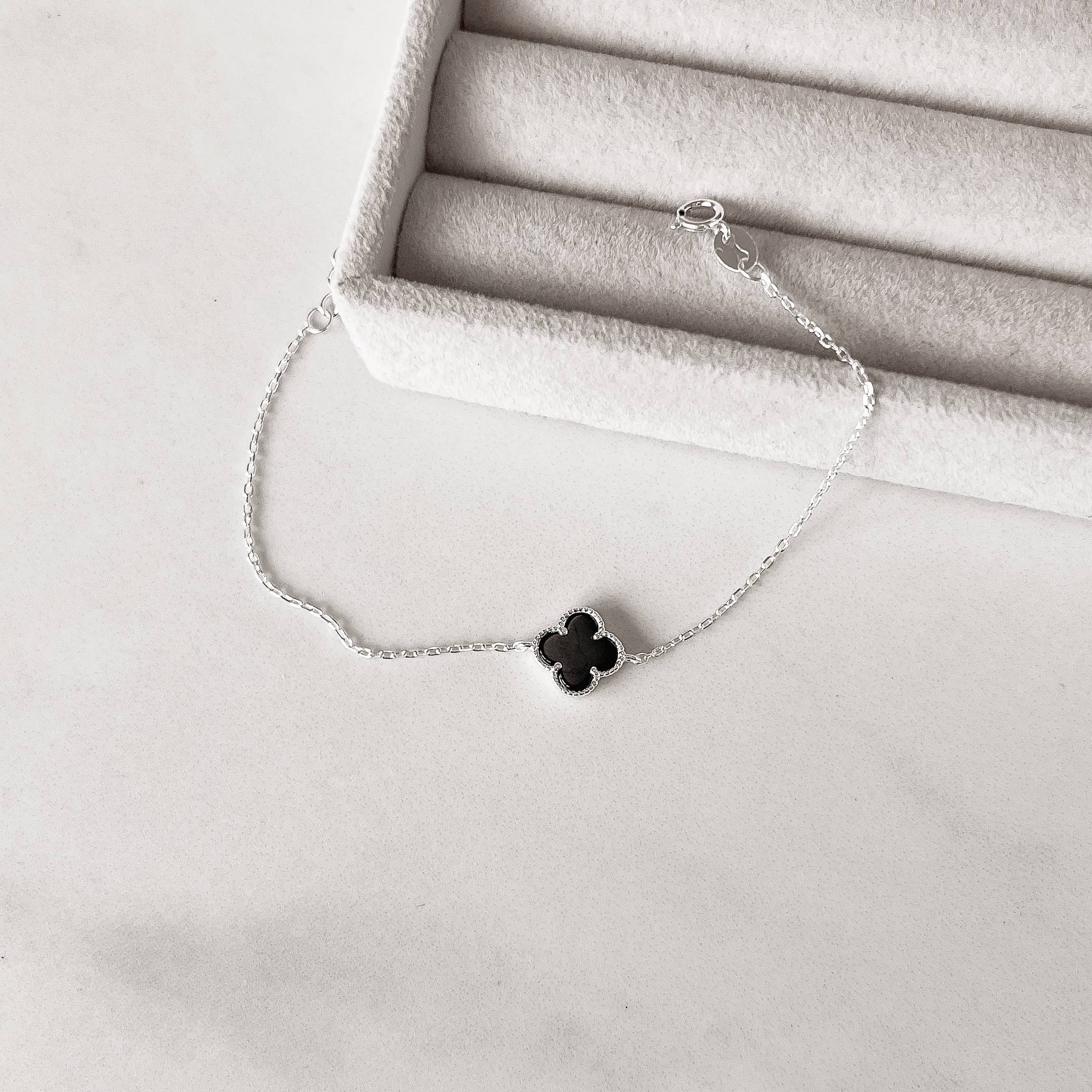 Imagem Secundária Pulseira entremeio trevo ônix 10mm com bolinhas