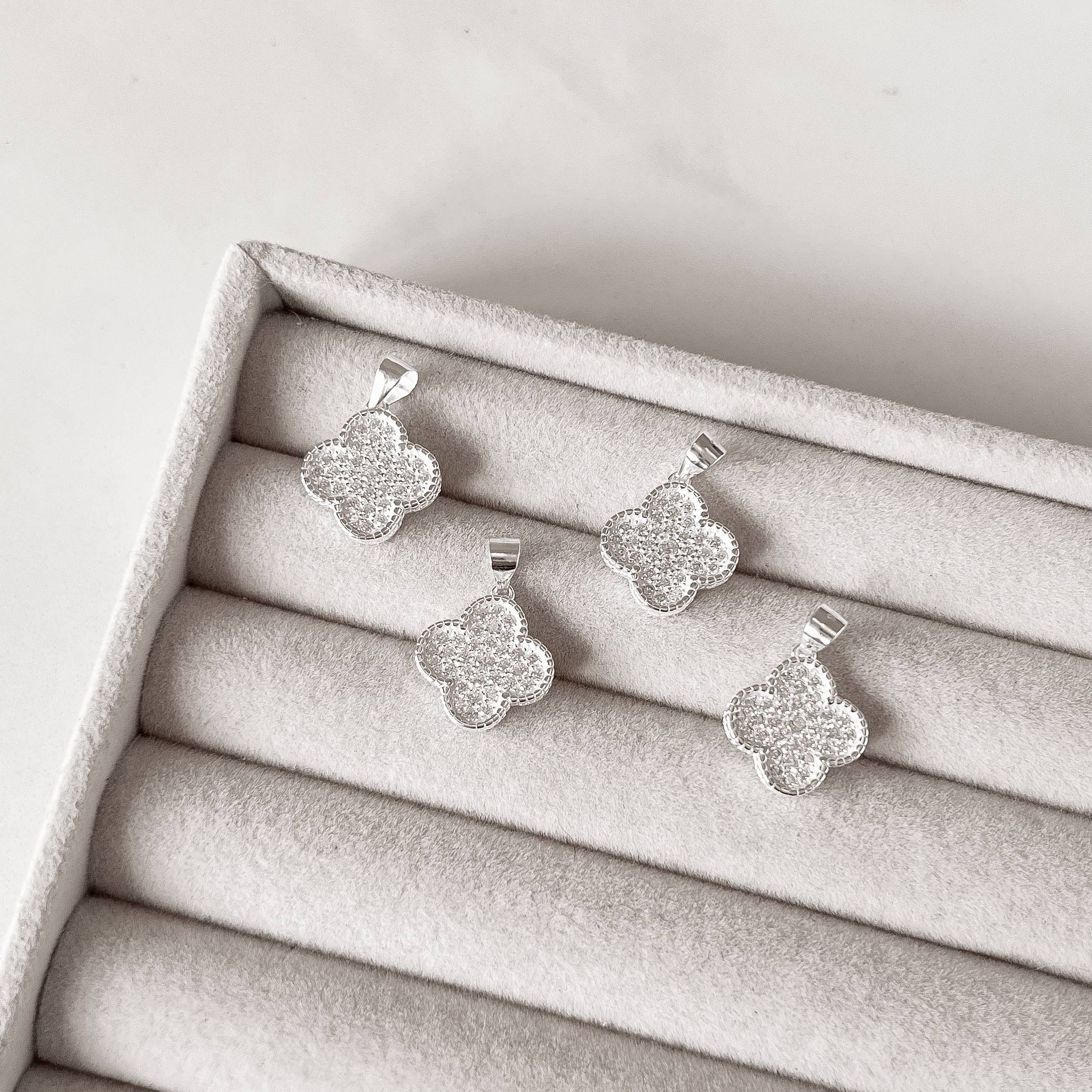 Pingente trevo cravejado 15mm