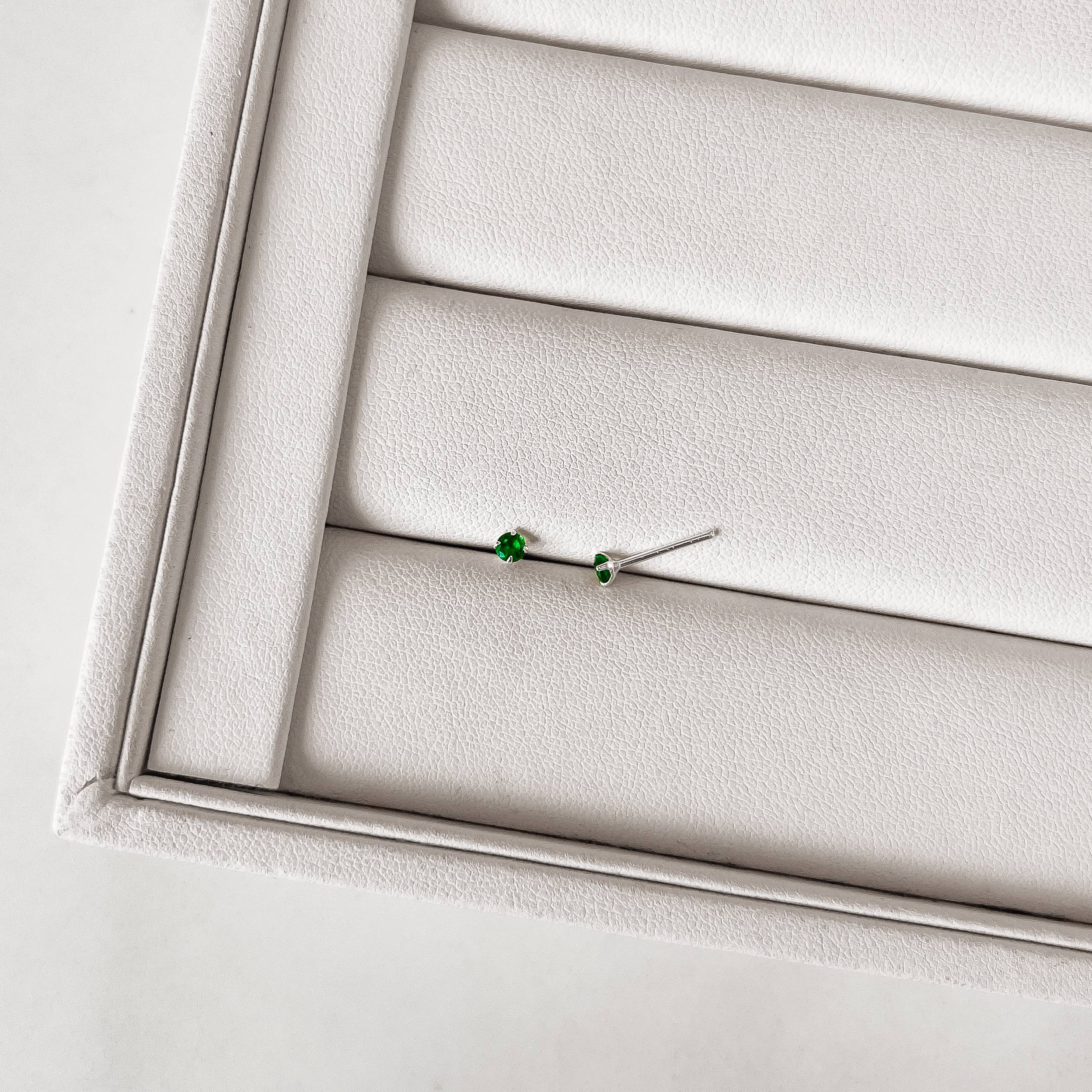 Brinco zircônia redonda esmeralda 3mm