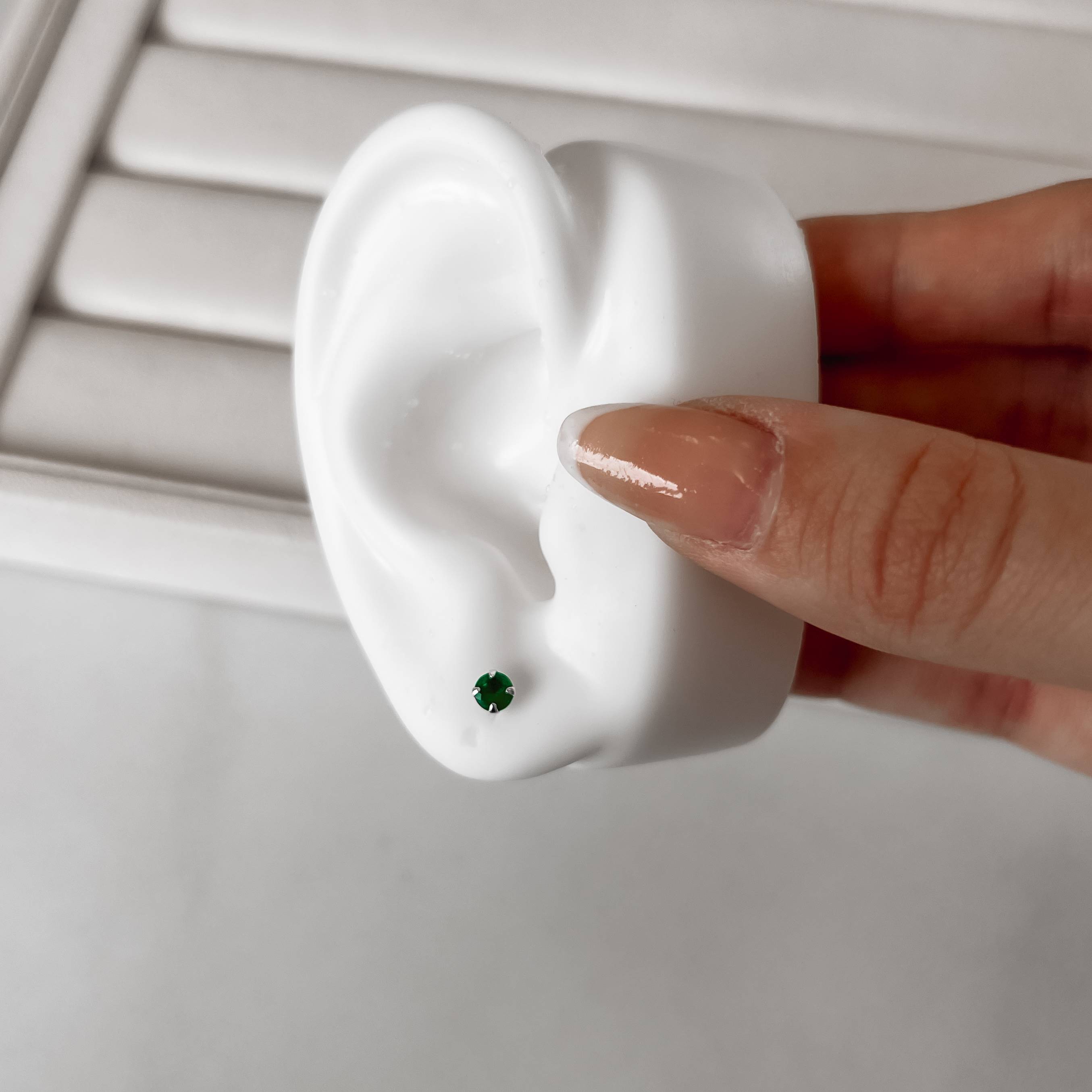 Brinco zircônia redonda esmeralda 4mm