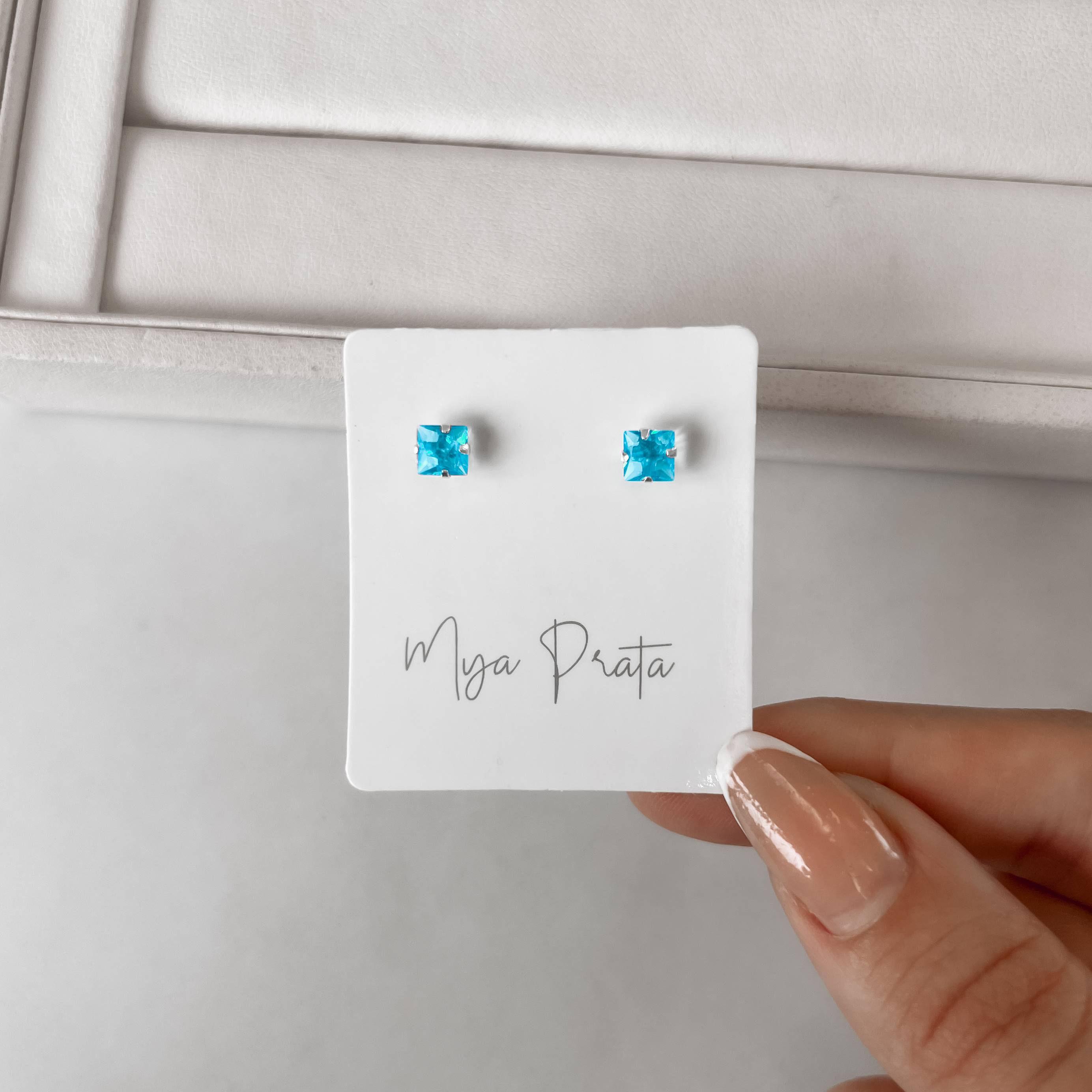 Brinco zircônia quadrada azul 5mm