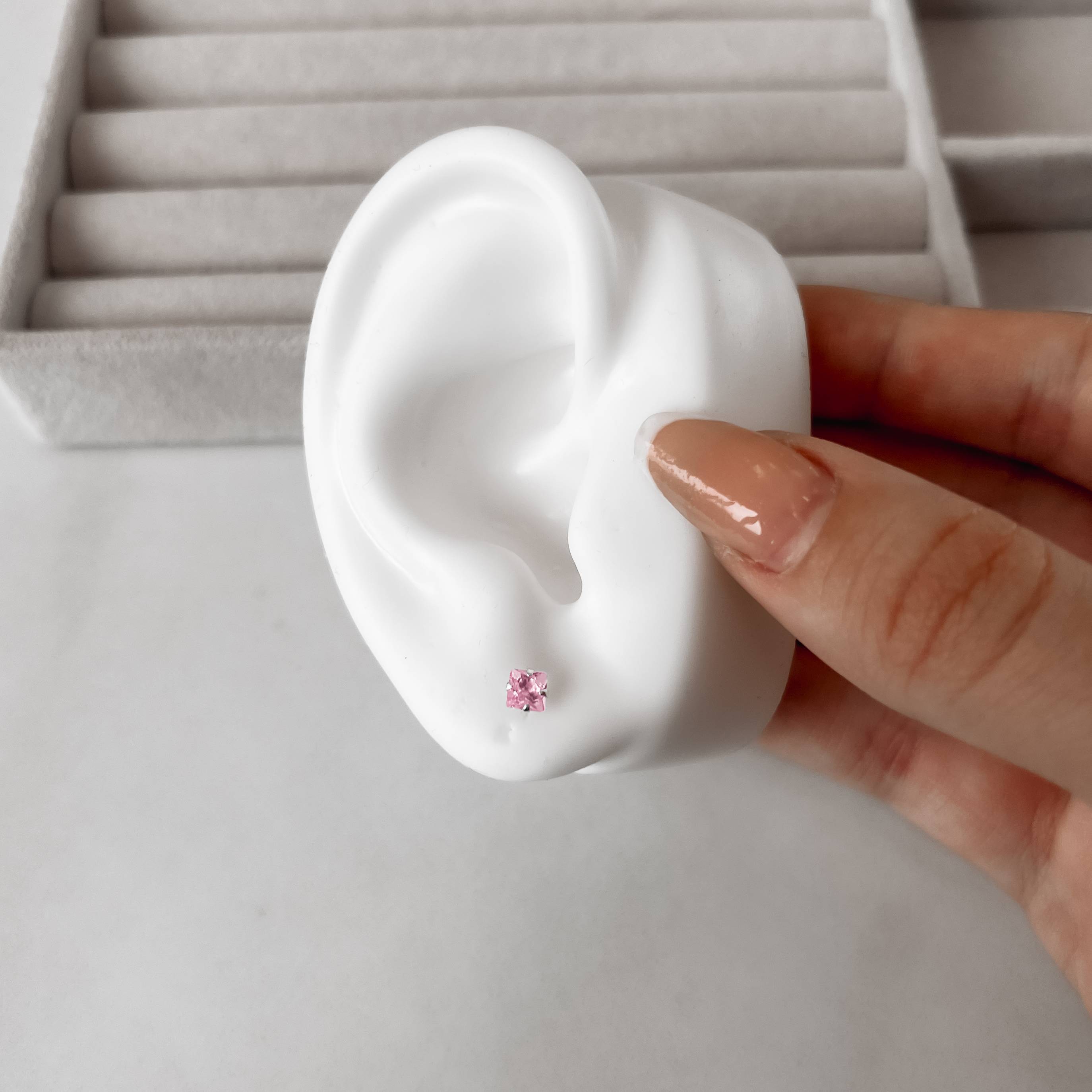 Brinco zircônia quadrada rosa 4mm