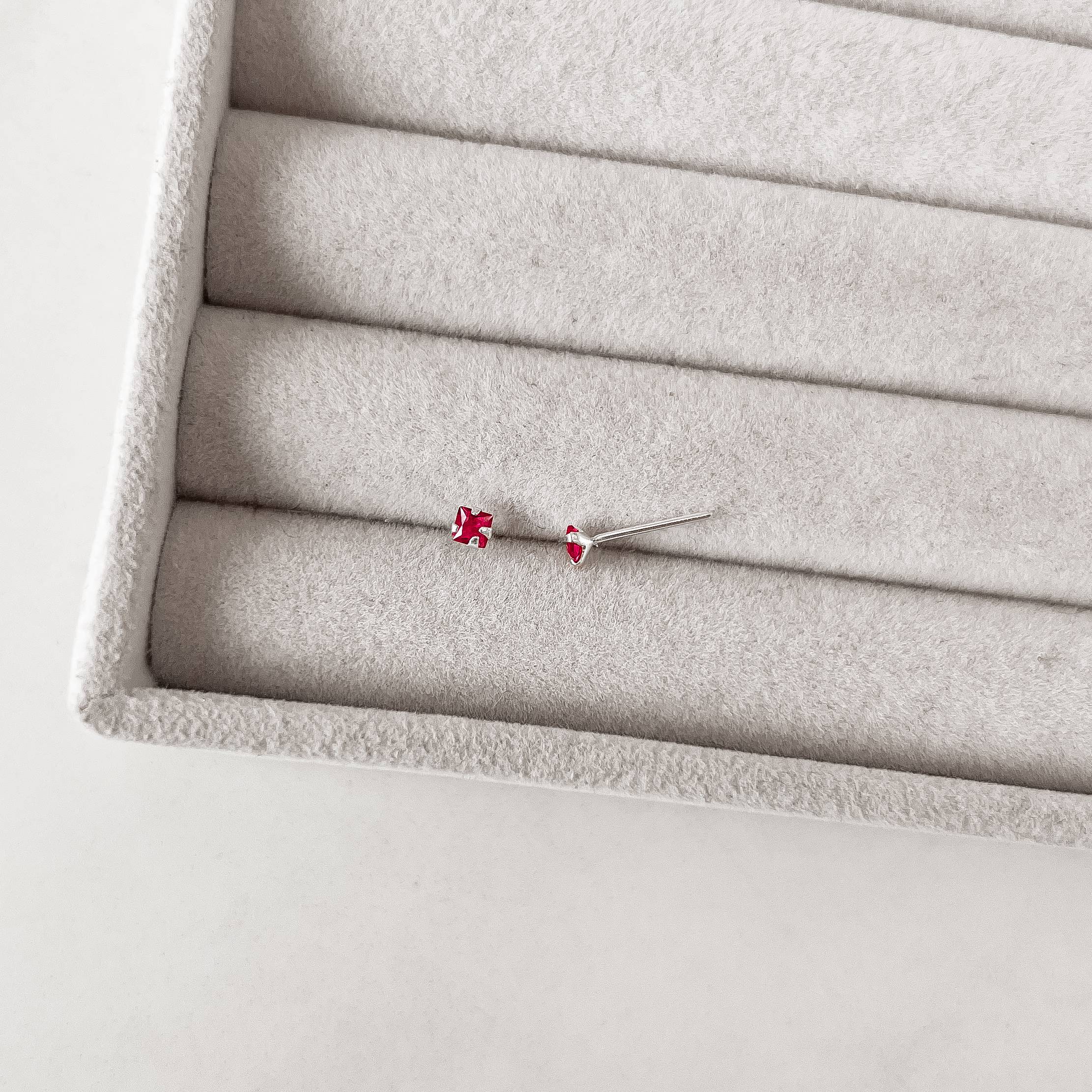 Imagem Brinco zircônia quadrada cereja 3mm