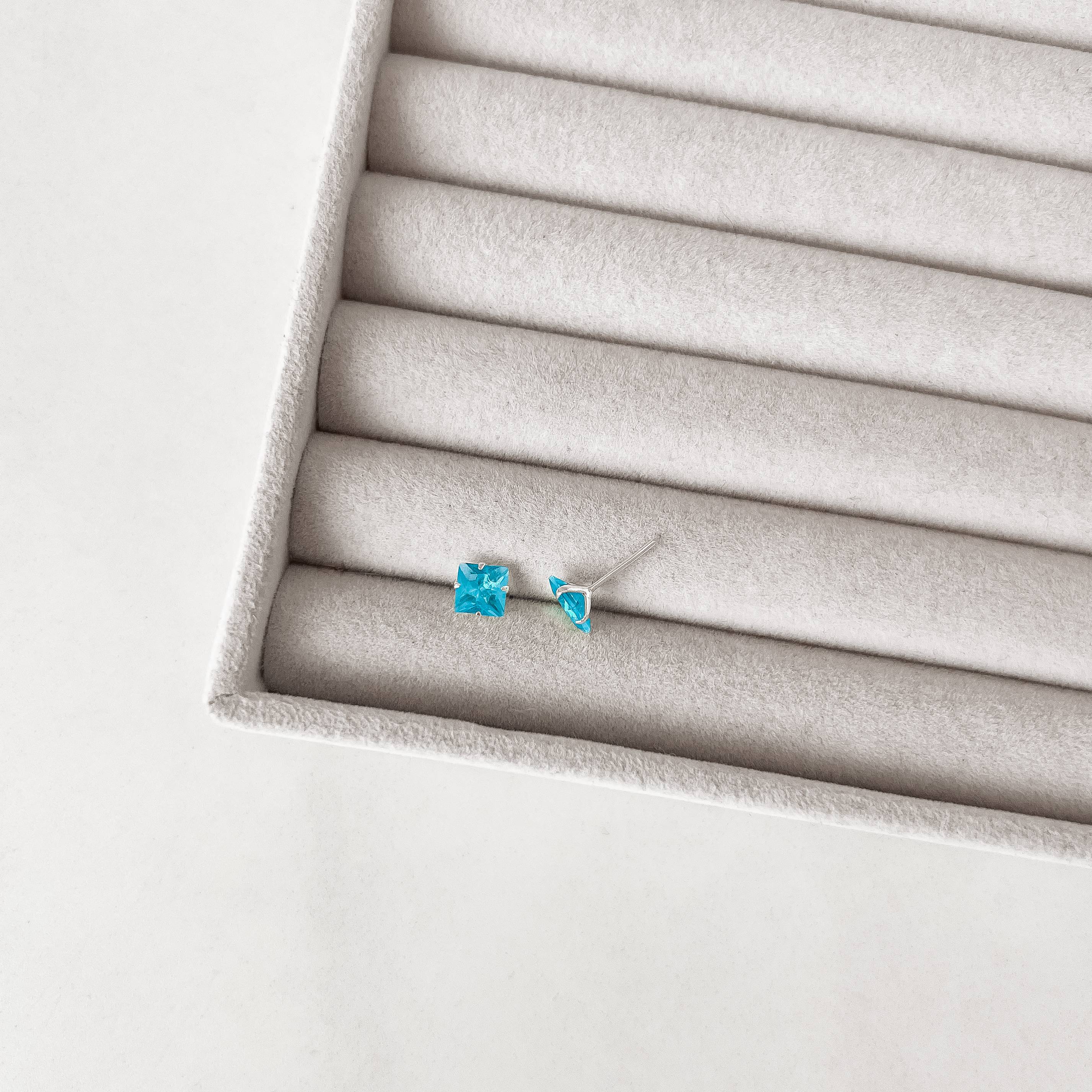 Brinco zircônia quadrada azul 6mm