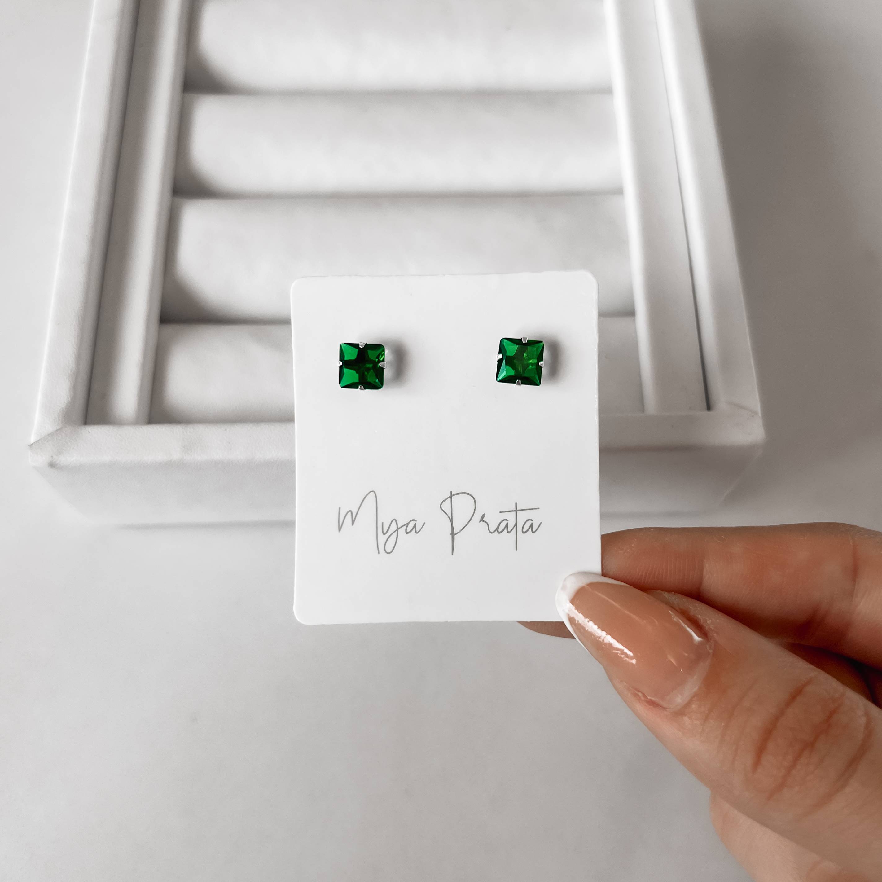 Brinco zircônia quadrada esmeralda 6mm