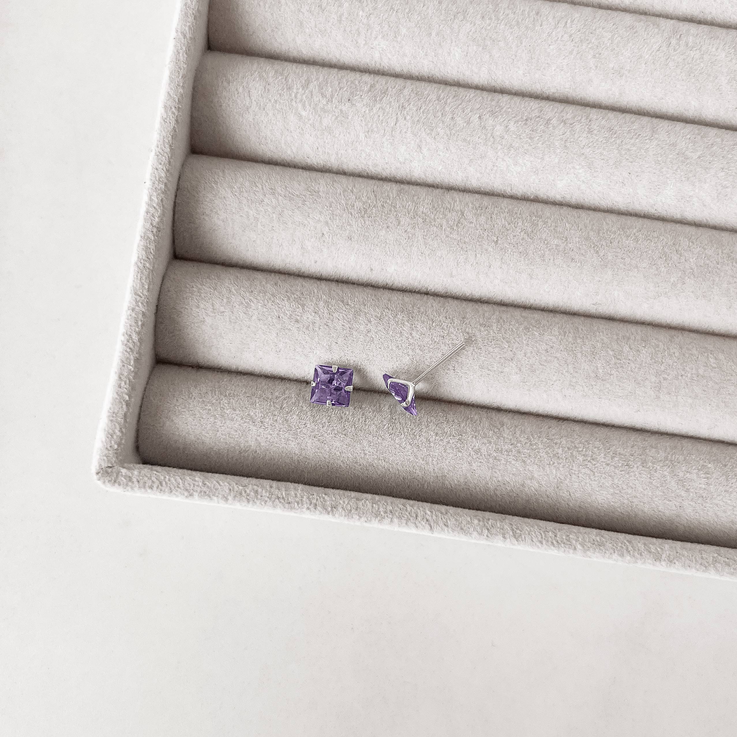 Brinco zircônia quadrada lilás 6mm