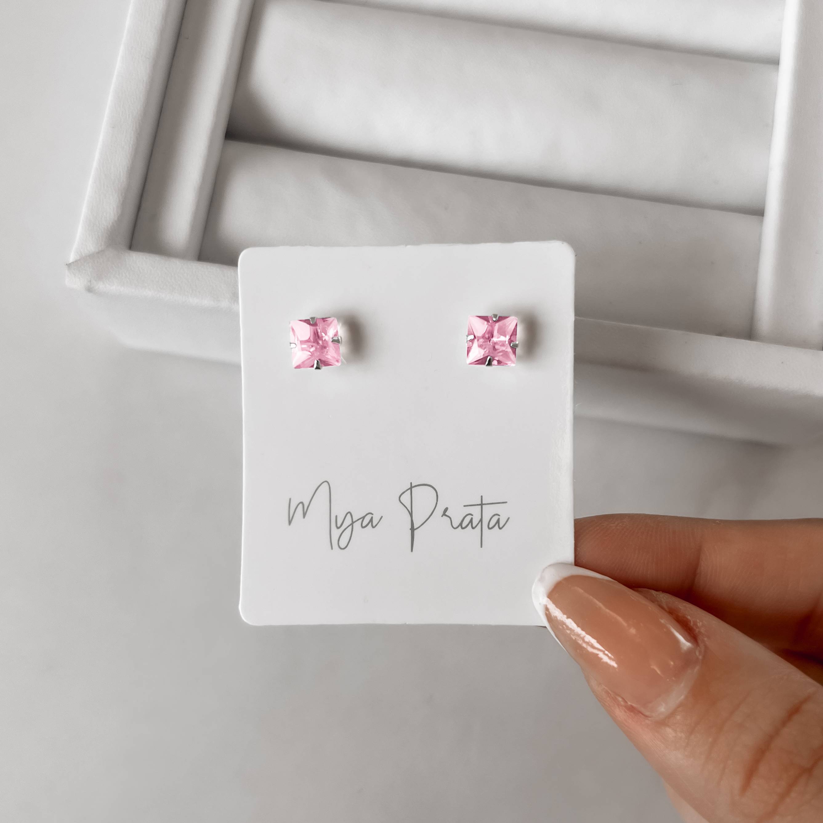 Brinco zircônia quadrada rosa 6mm