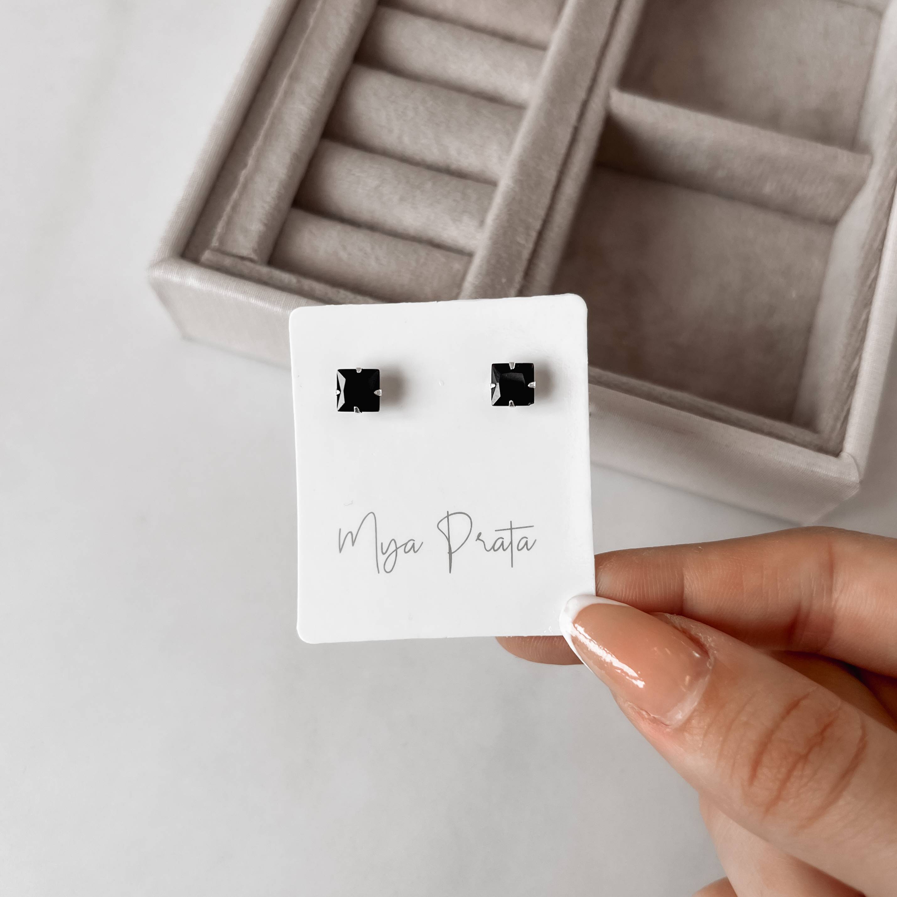 Imagem Secundária Brinco zircônia quadrada ônix 6mm