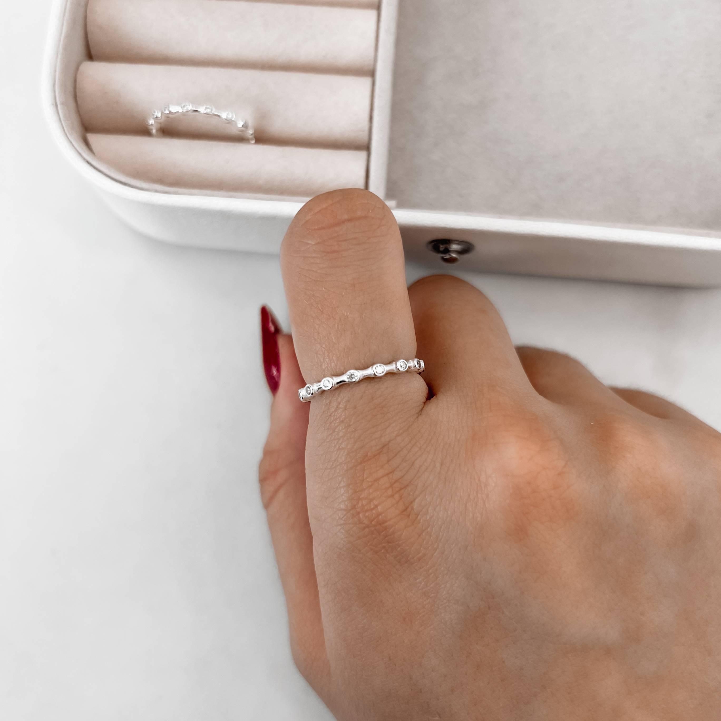 Imagem Secundária Meia aliança círculos com zircônias