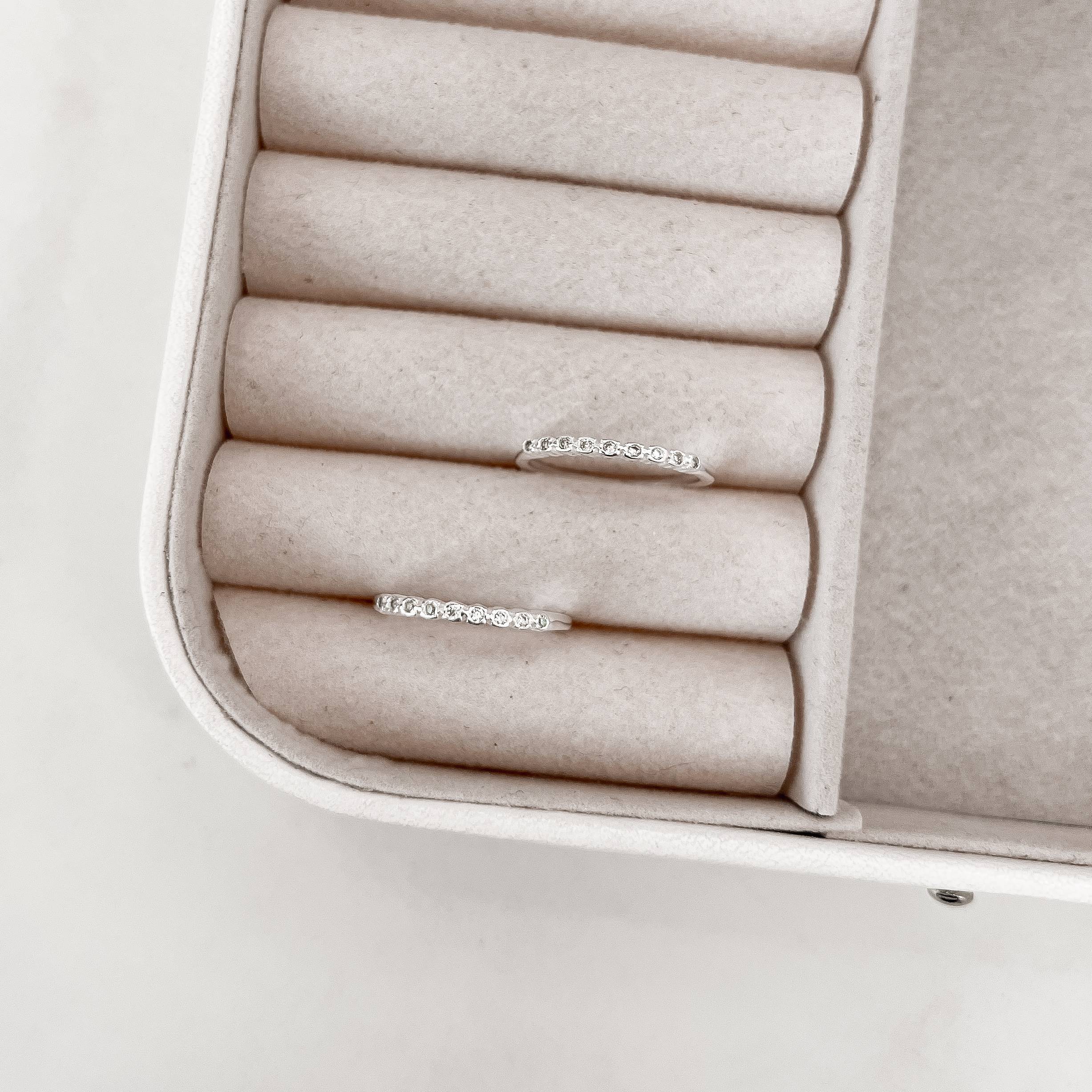 Imagem Anel meia aliança círculos cravejados cristal