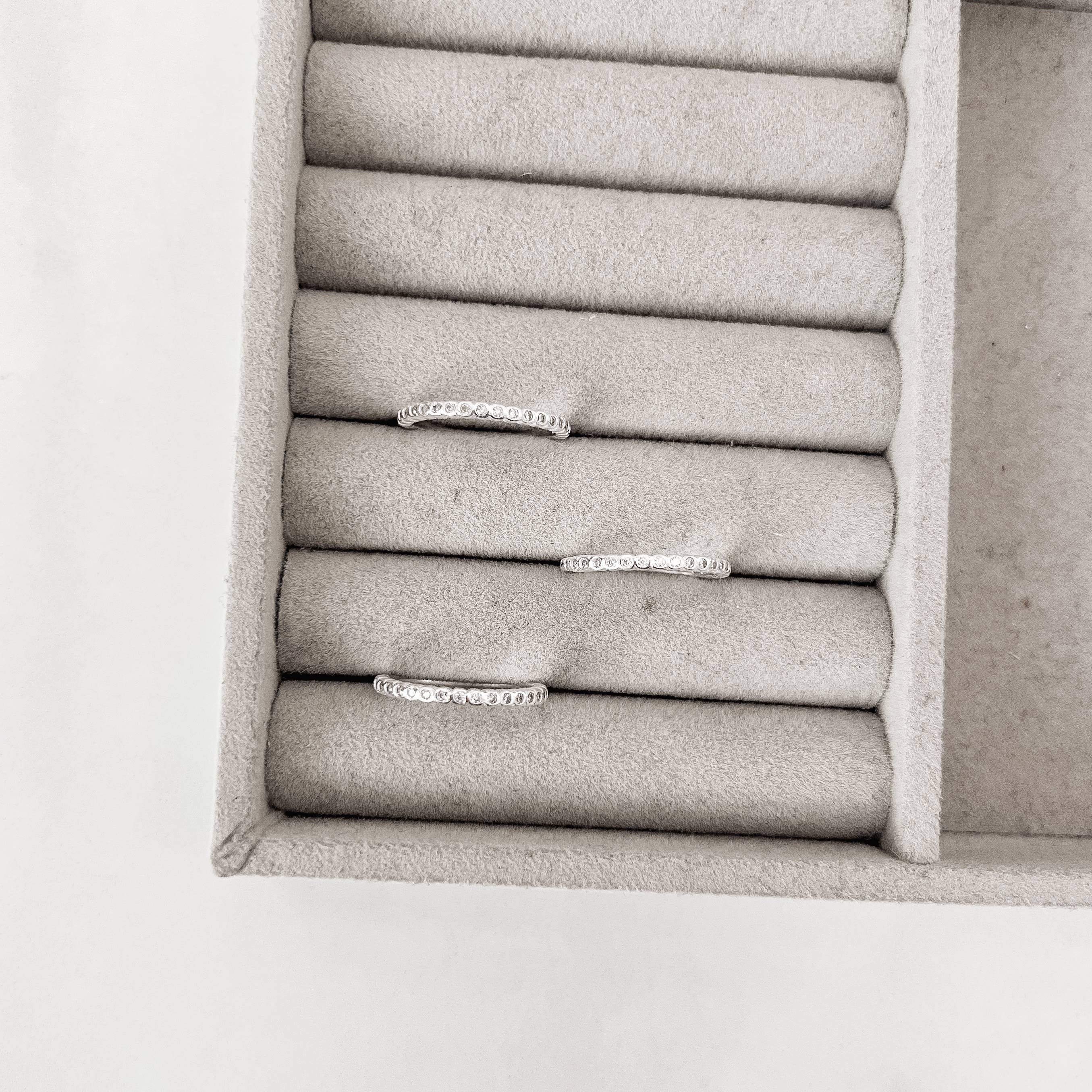 Imagem Anel meia aliança círculos cravejados 