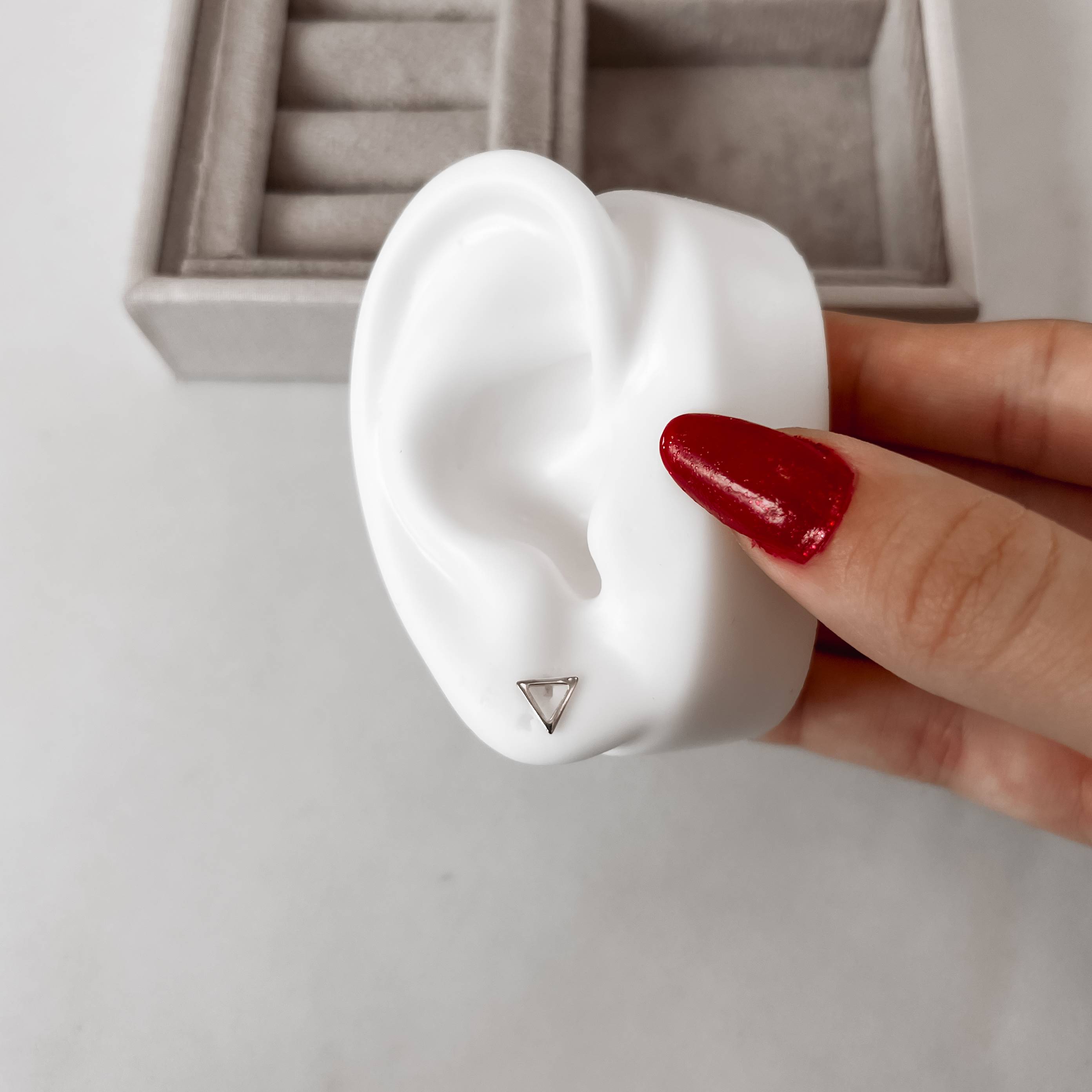 Brinco triângulo invertido vazado 7mm