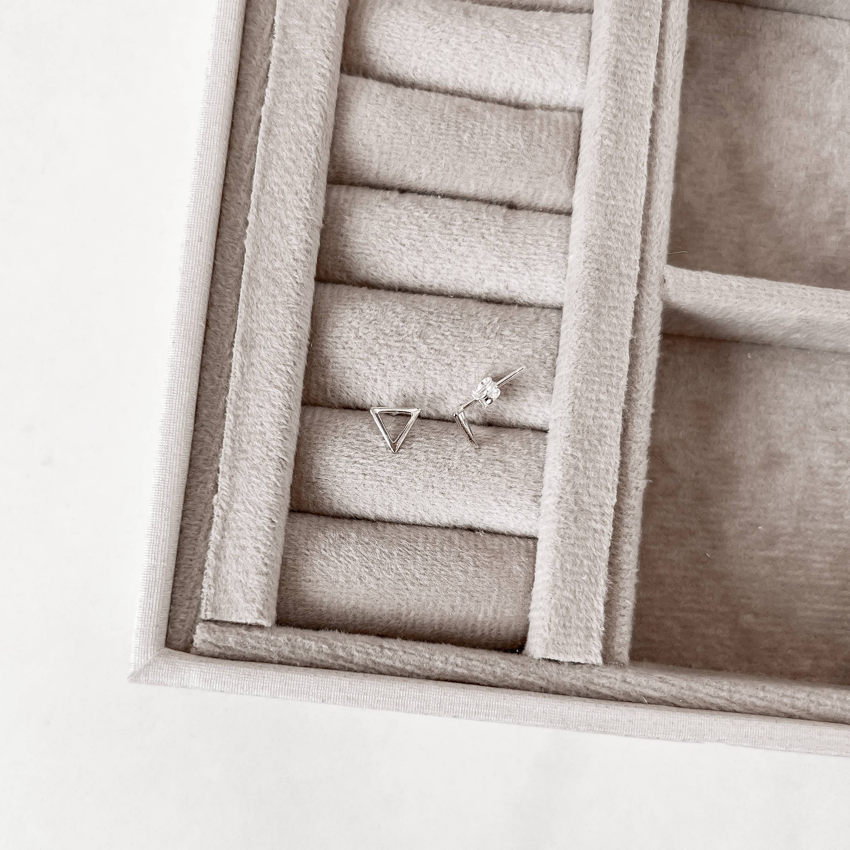 Imagem Secundária Brinco triângulo invertido vazado 7mm