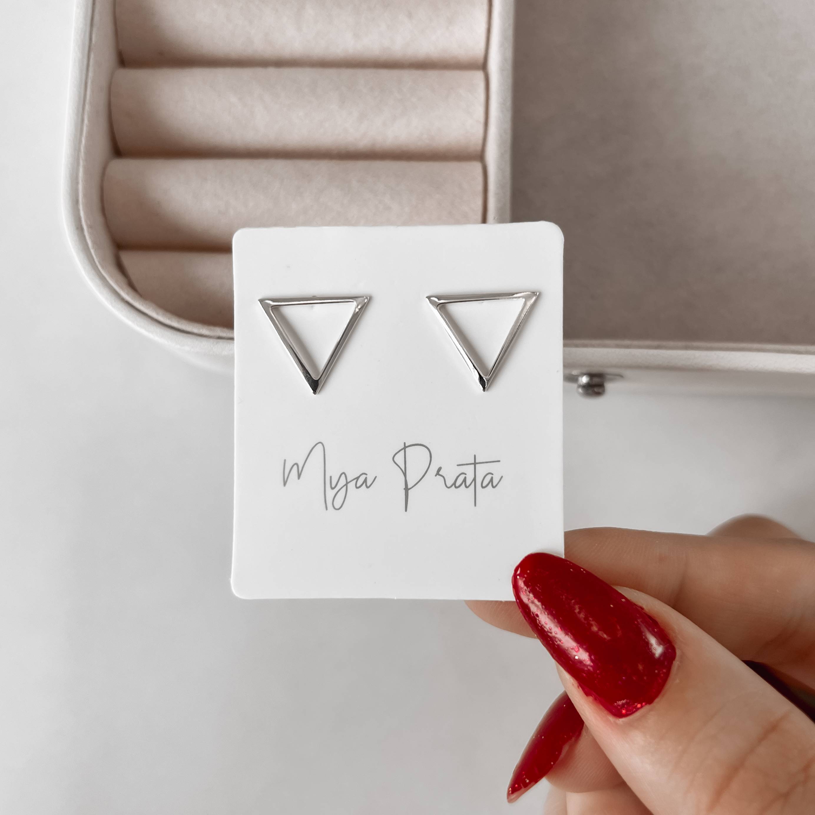 Imagem Brinco triângulo invertido vazado 14mm