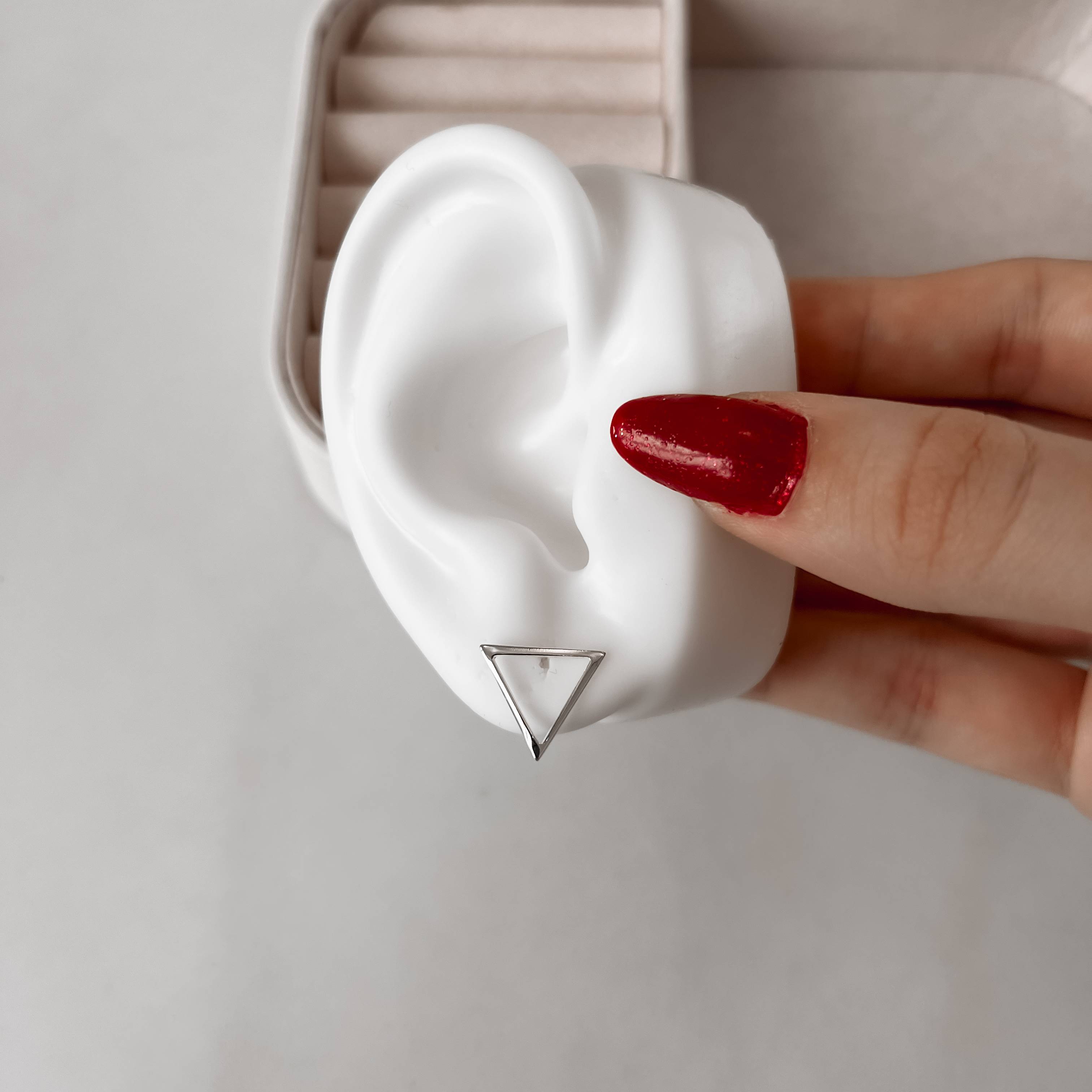 Imagem Secundária Brinco triângulo invertido vazado 14mm