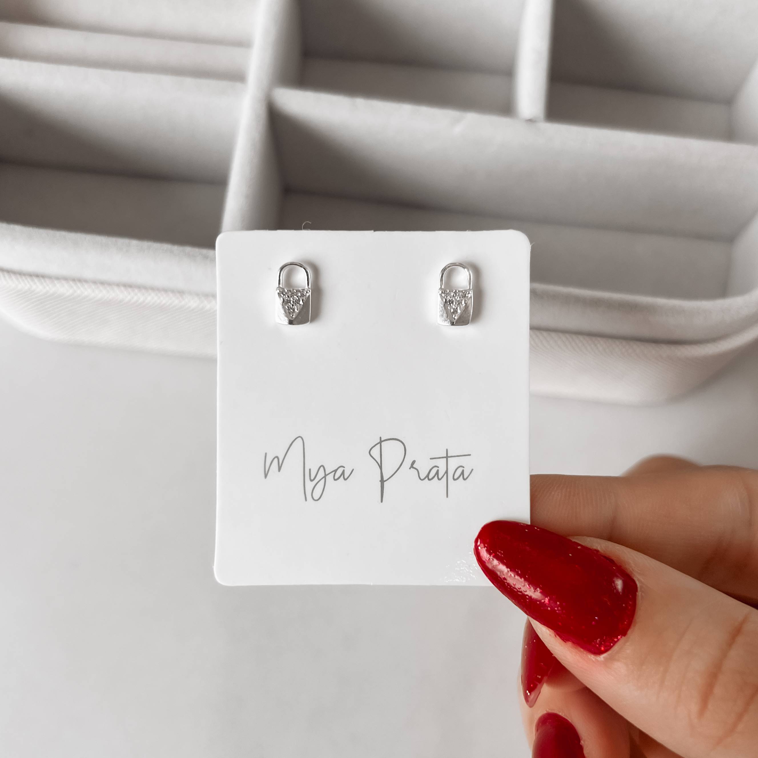 Imagem Secundária Brinco cadeado com zircônias 8mm