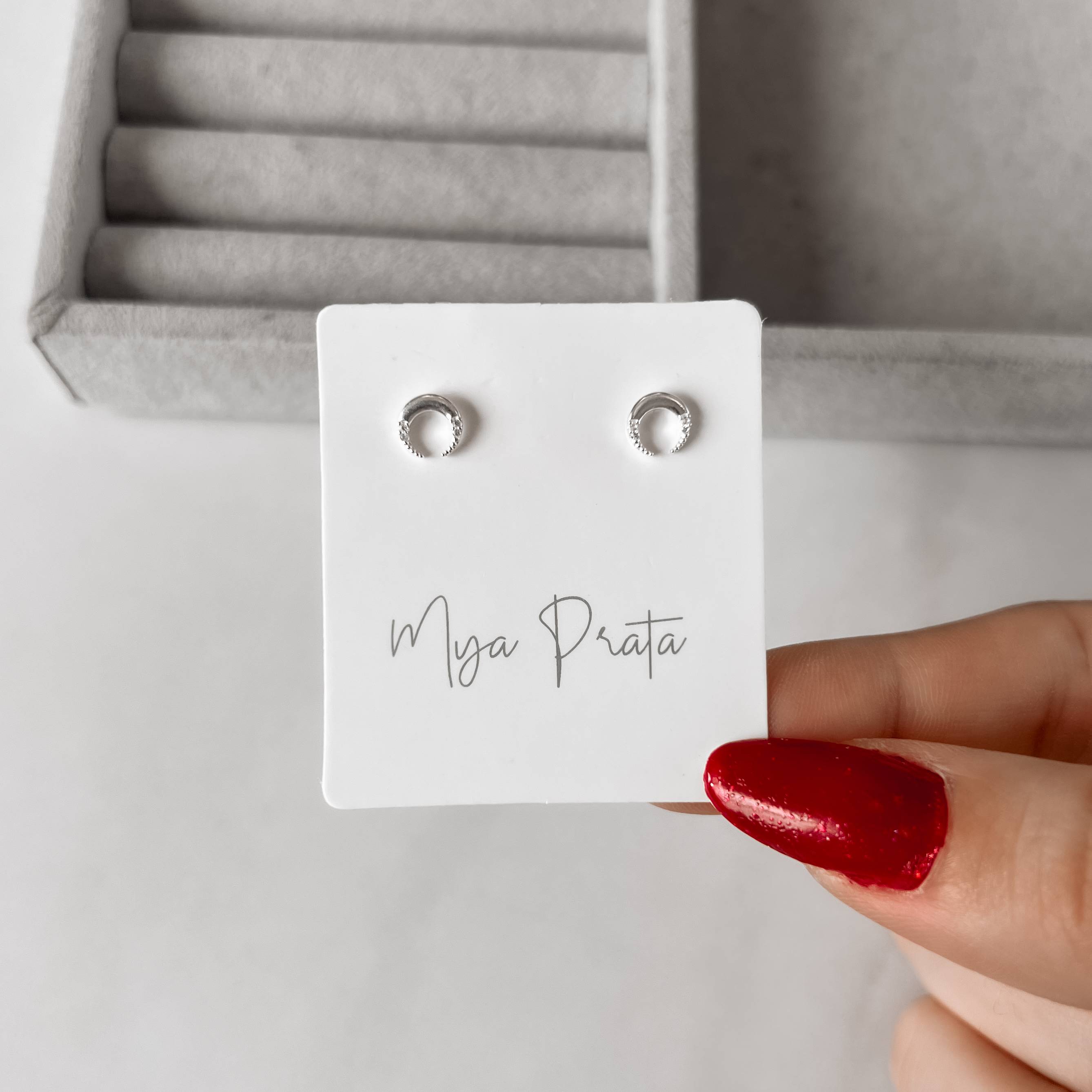 Imagem Brinco lua invertida ponta cravejada 6mm