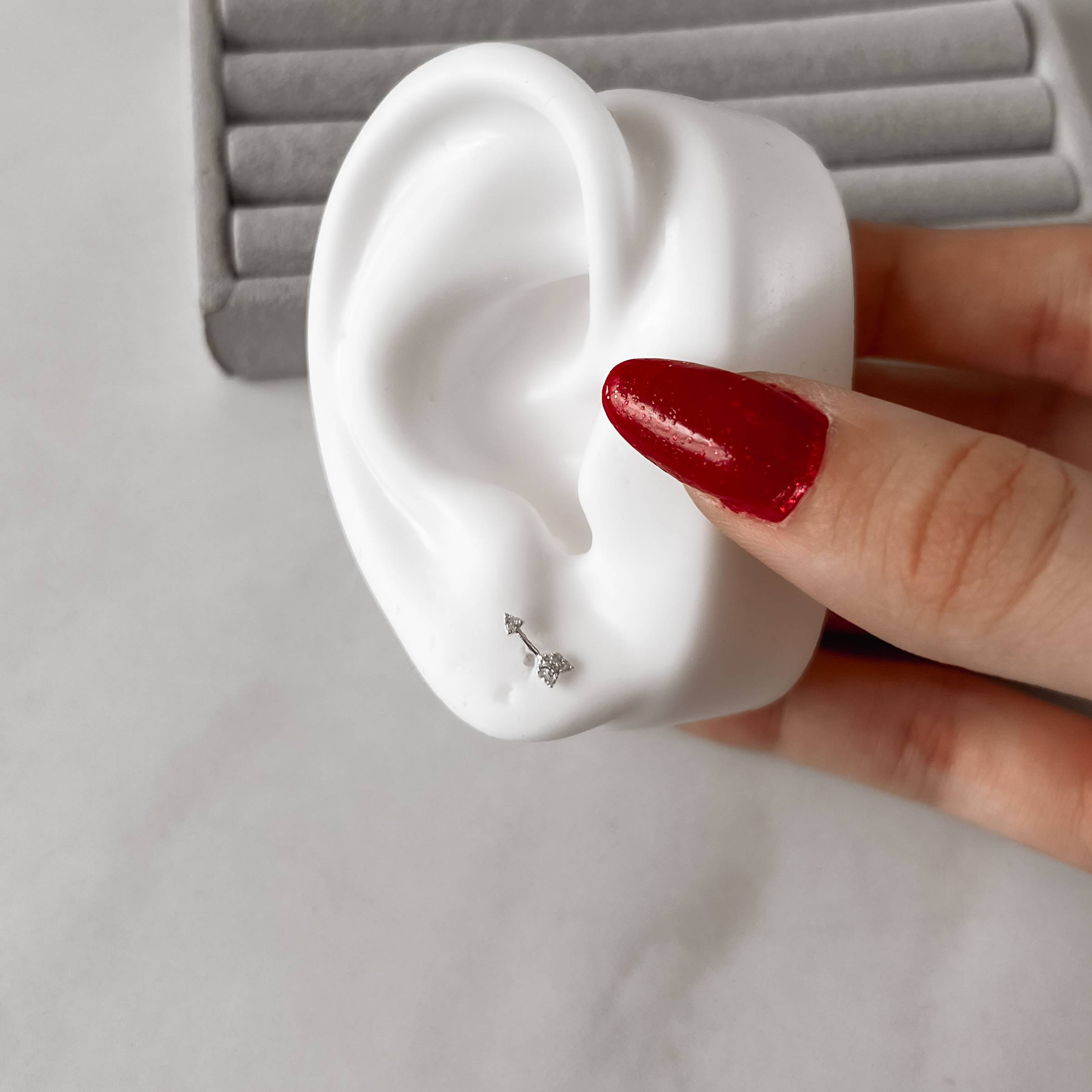 Imagem Secundária Brinco flecha cravejada 8mm