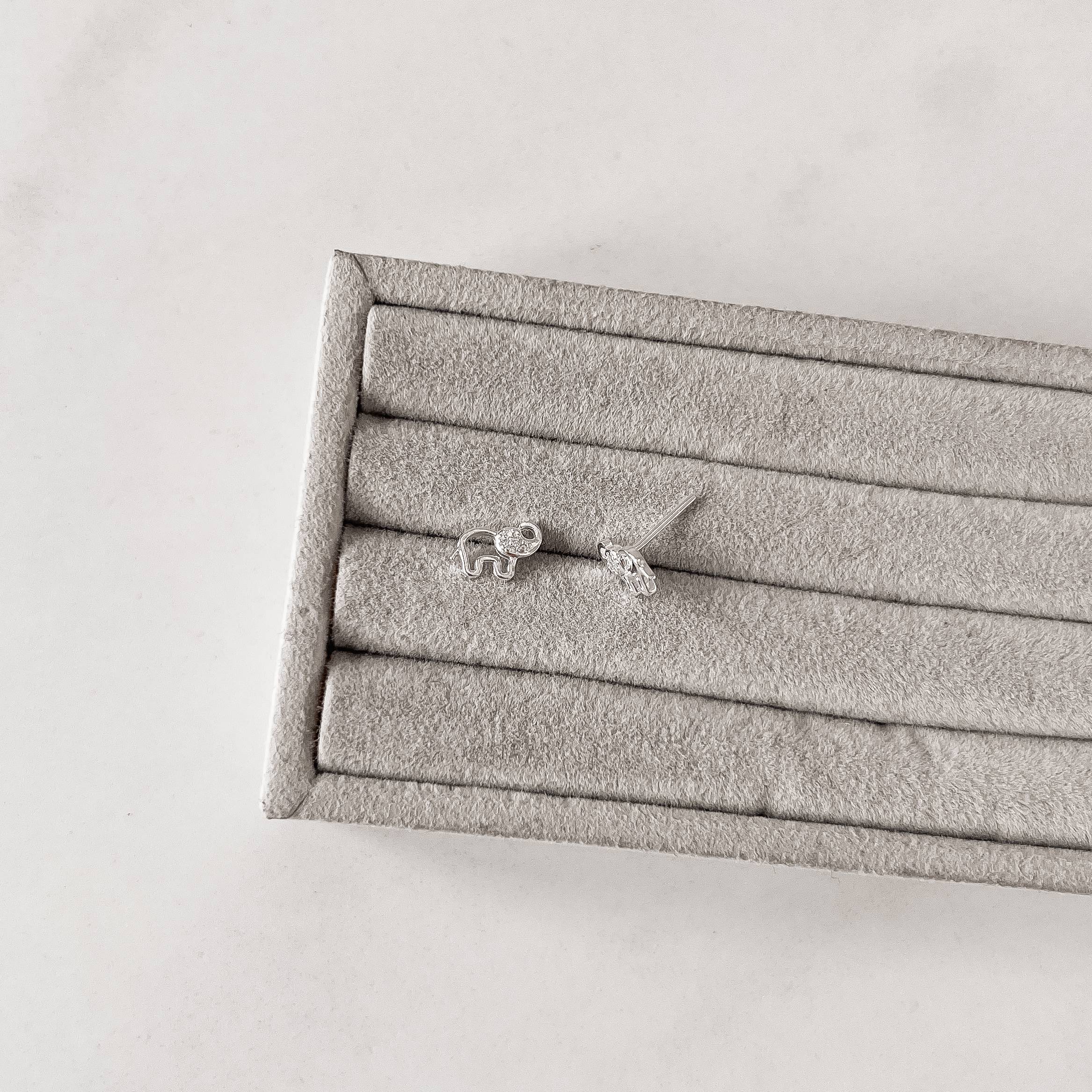 Imagem Brinco elefante vazado cabeça cravejada 10mm