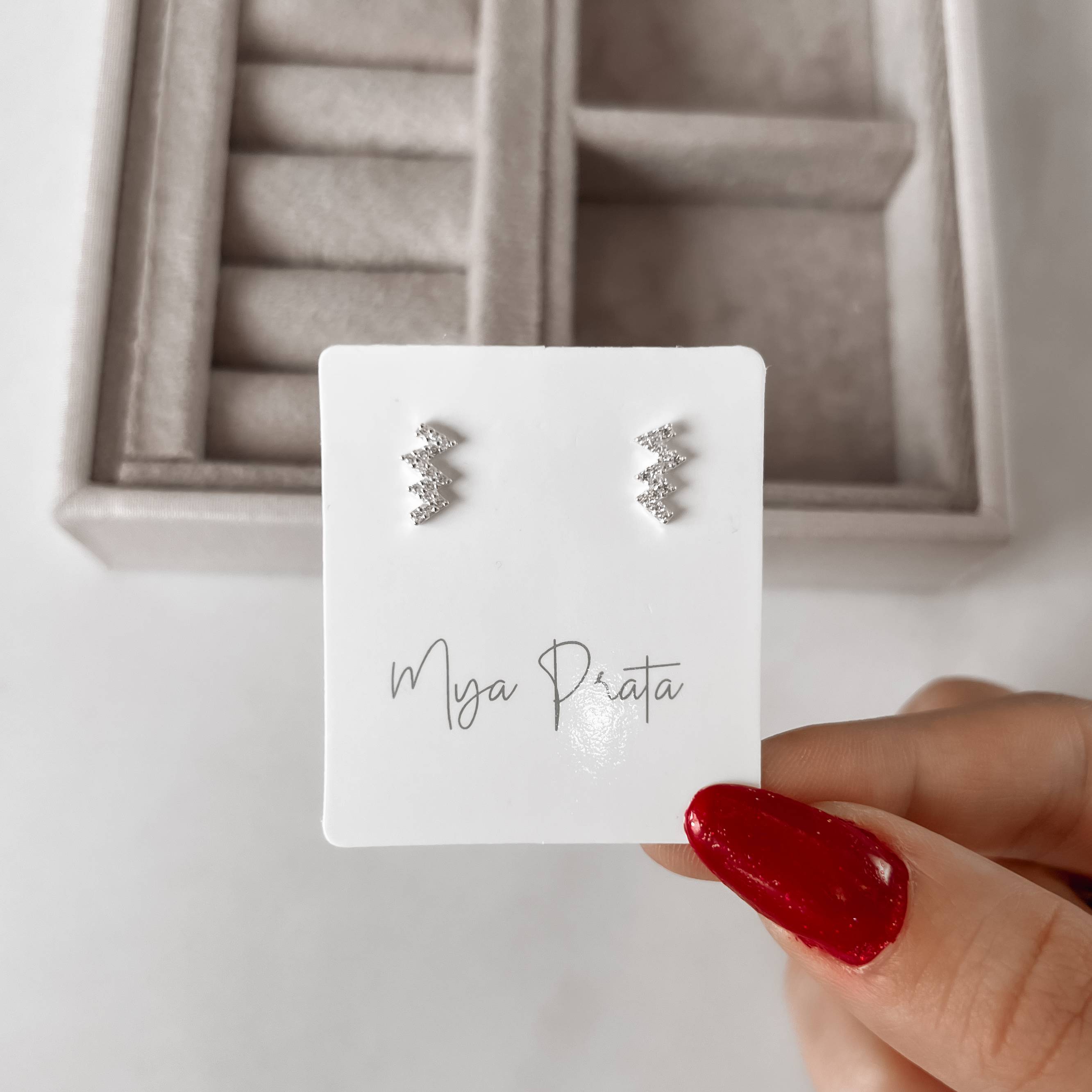 Imagem Brinco infantil zig zag cravejado 9mm tarraxa comum