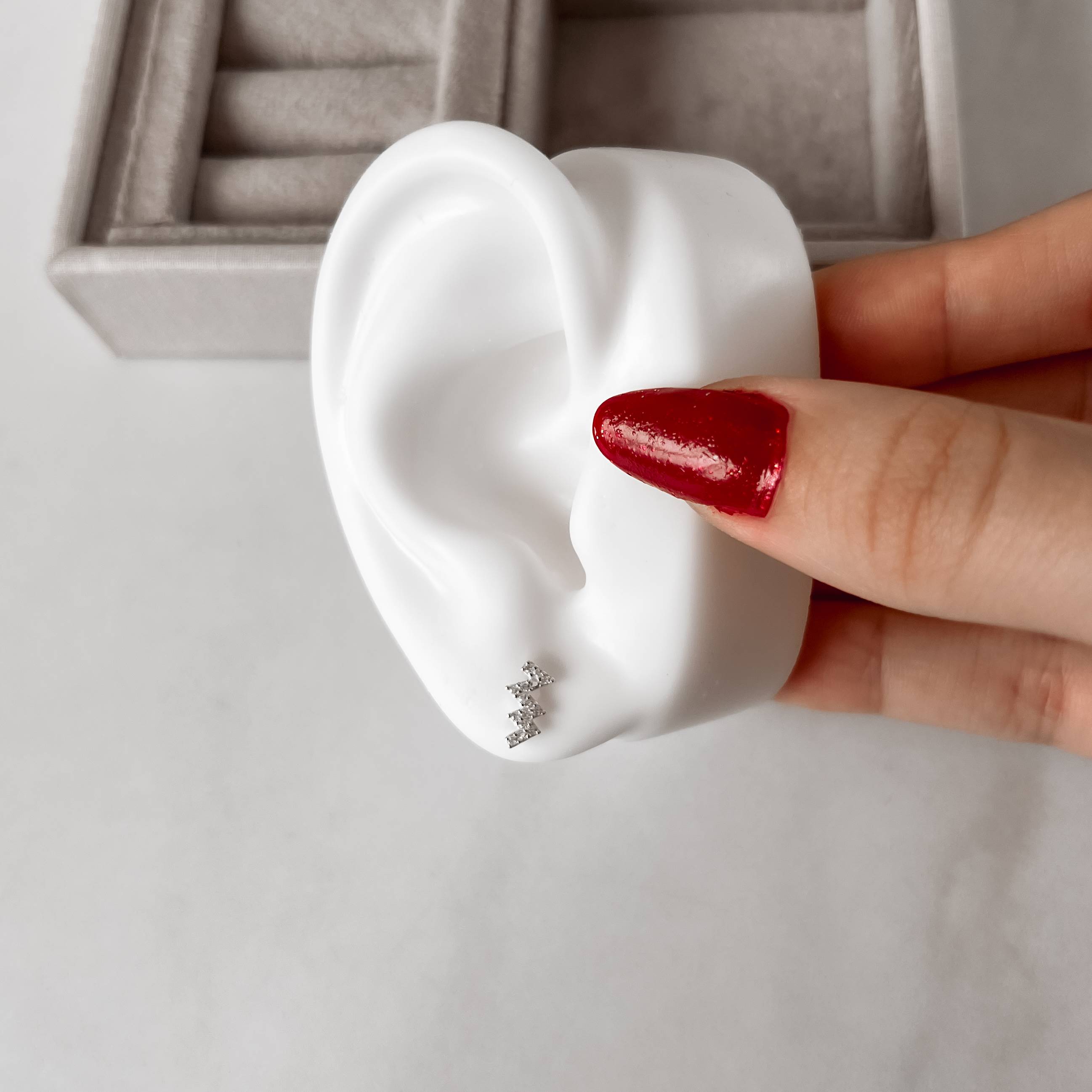 Imagem Secundária Brinco infantil zig zag cravejado 9mm tarraxa comum